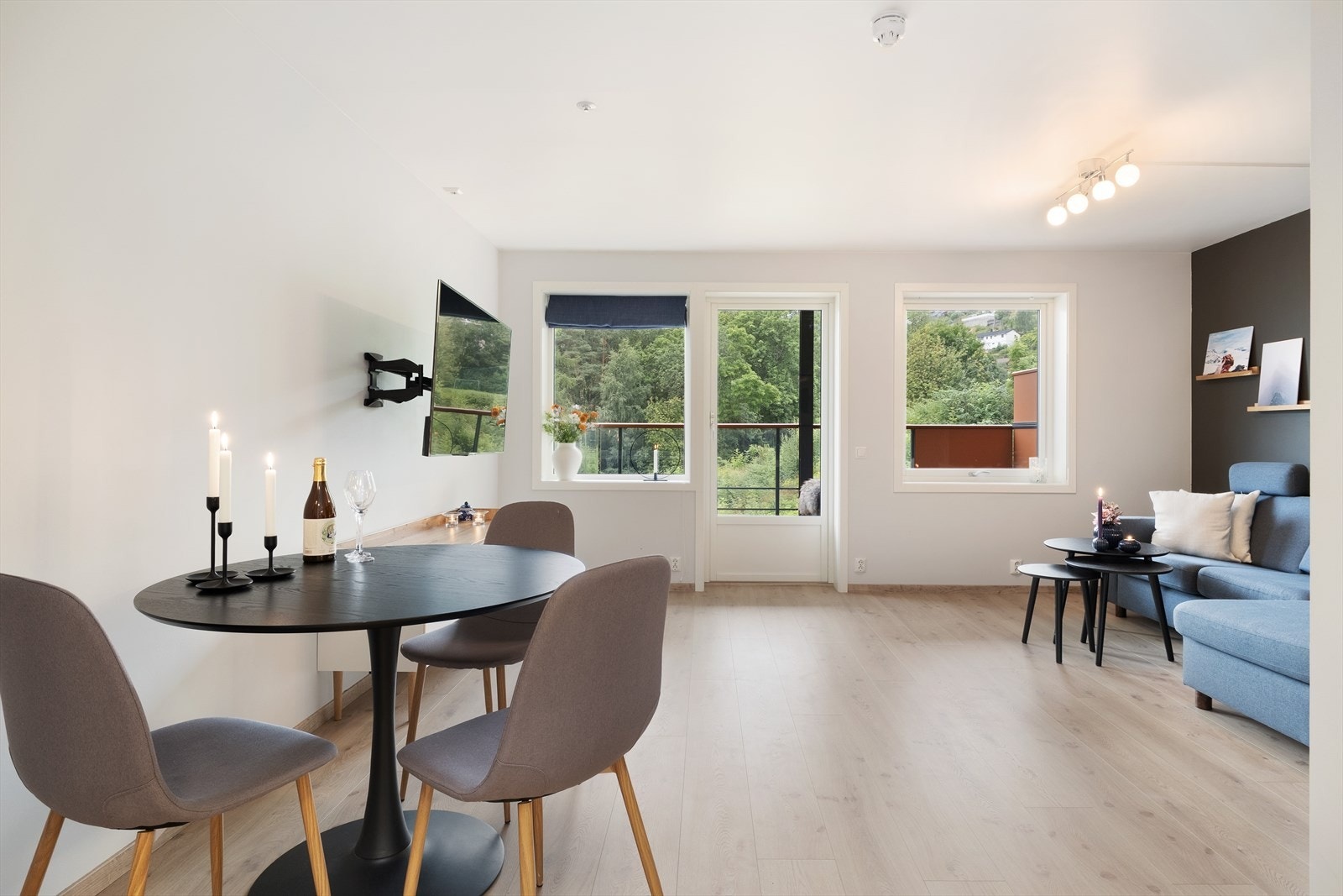 Leilegheita har gjennomgåande slette overflater og vannboren varme i alle golv. Galleribilde