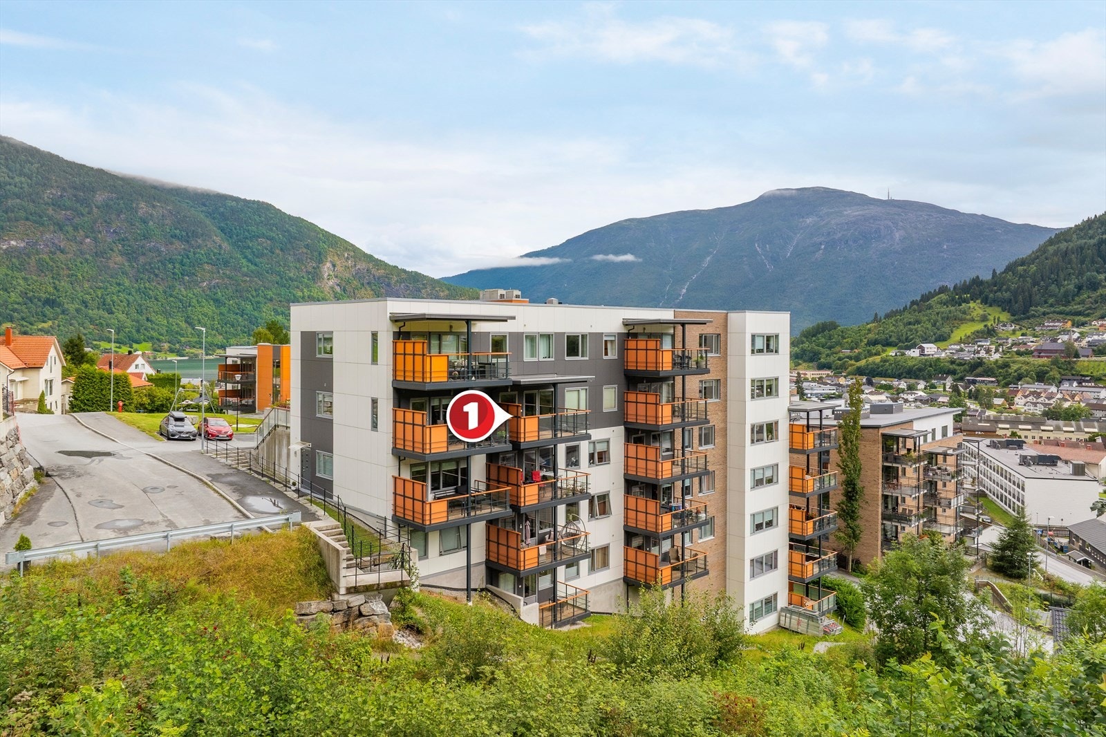 Leilegheita har attraktiv plassering i byggets nest øverste etasje, med gode solforhold og flott utsikt over Sogndalsdalen. Galleribilde