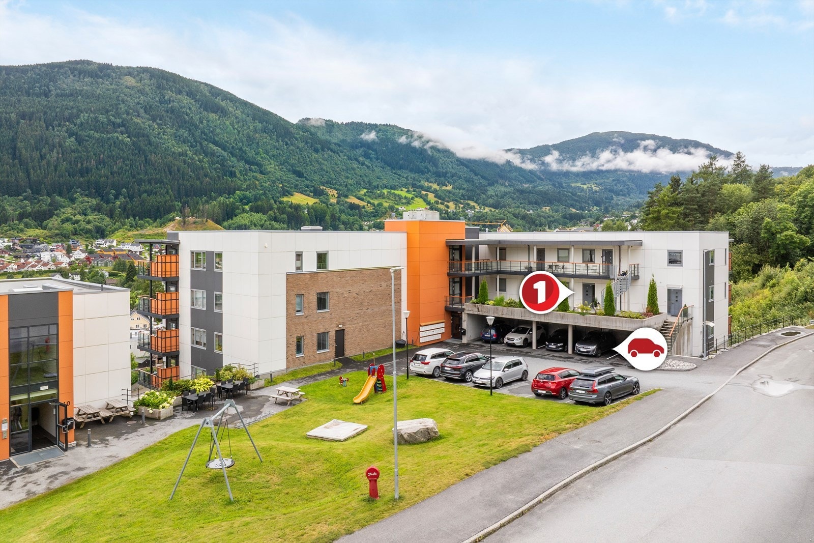 Leilegheita her har eigen parkeringsplass i carport samt sportsbod like ved inngang. Praktisk direkte tilkomst via utvendig trapp, samt innvendig heis. Galleribilde