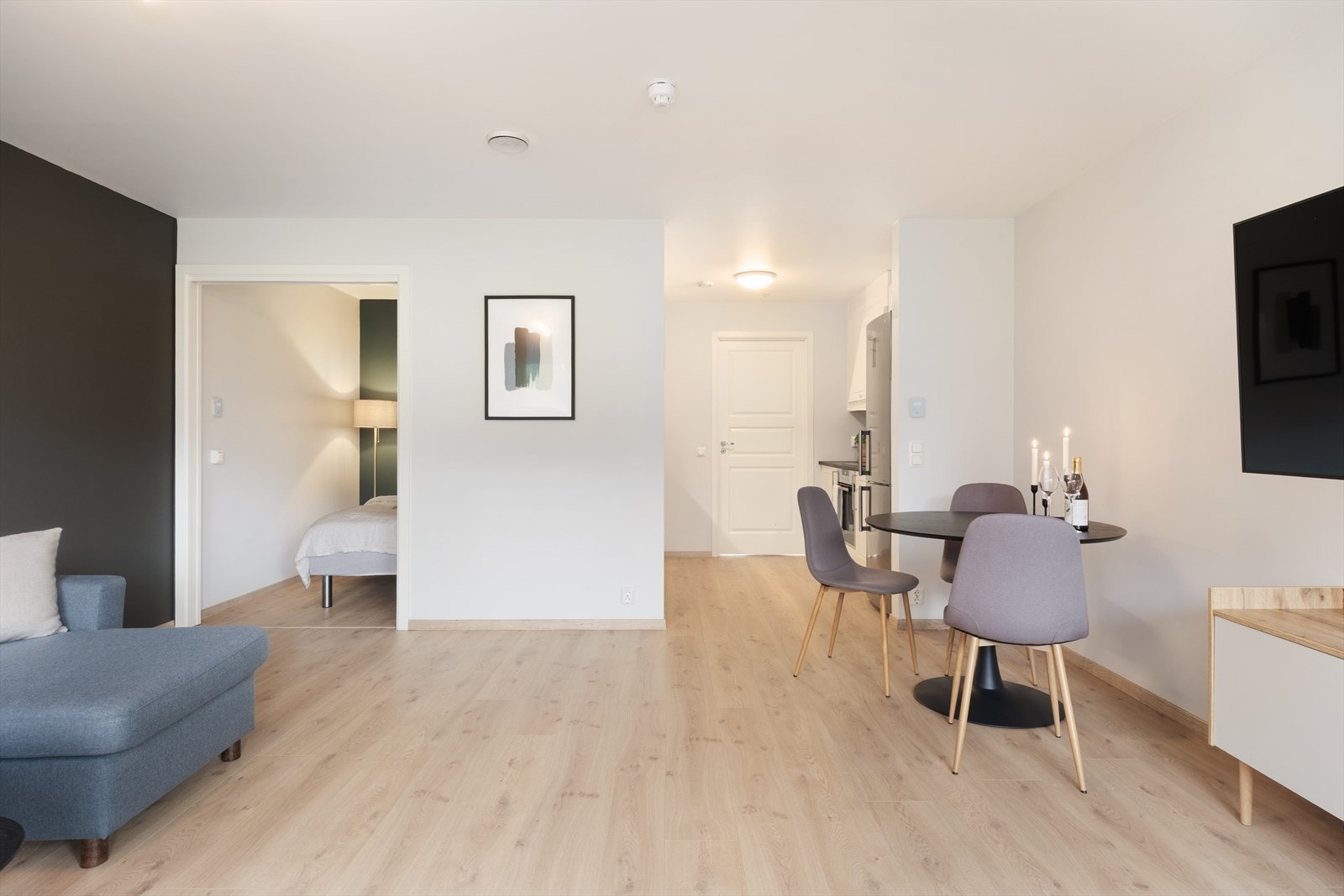 Videre opphaldsrom av god størrelse med plass til både spisebord og større sofagruppe. Galleribilde