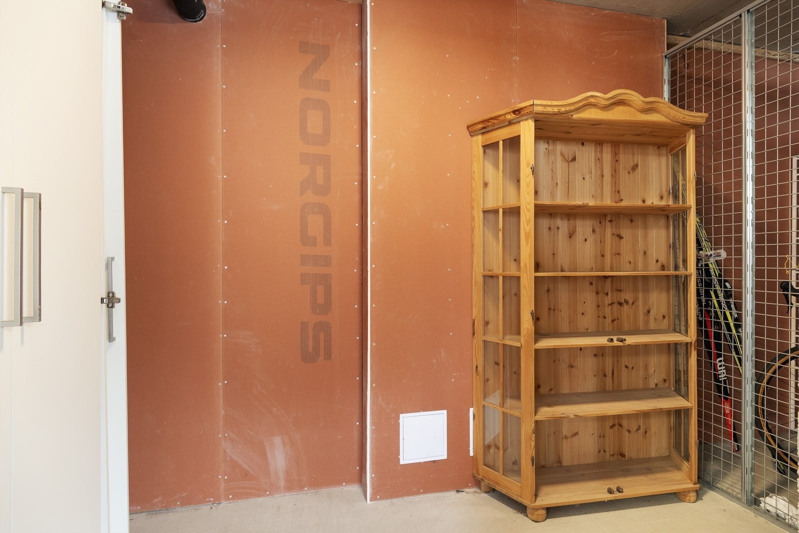 Praktisk sportsbod på 5 kvm. Boda kan innreiast med hyller etc. etter eige ønske. Galleribilde