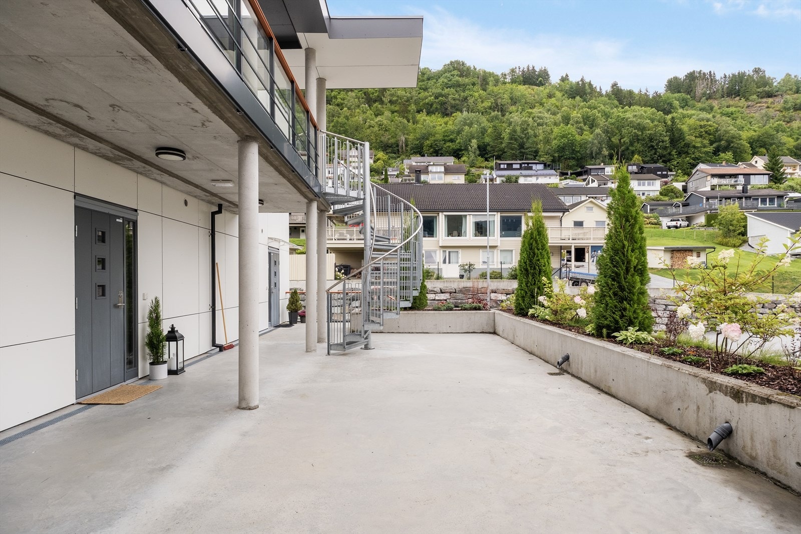 Leilegheita har lettvint tilkomst både direkte via utvendig trapp frå carport samt innvendig via heis. Galleribilde