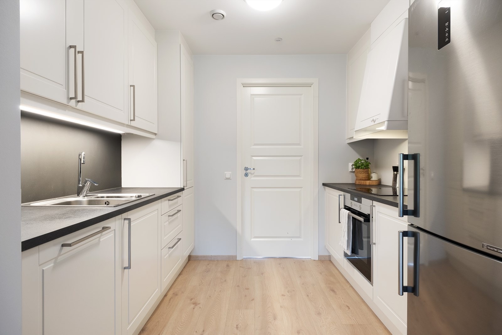 Kjøkenet er godt utnytta og har integrerte kvitevarer samt frittståande kombiskåp som føl salet. Galleribilde