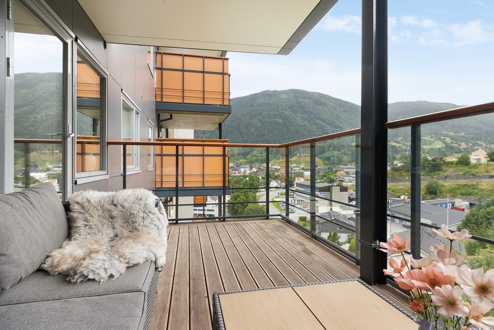 Utgang til overbygd og vestleg vendt veranda på 12 kvm med god plass til utemøblar. Her kan ein nyte ettermiddag-og kveldssol med flott utsikt mot Sogndalsdalen. Galleribilde