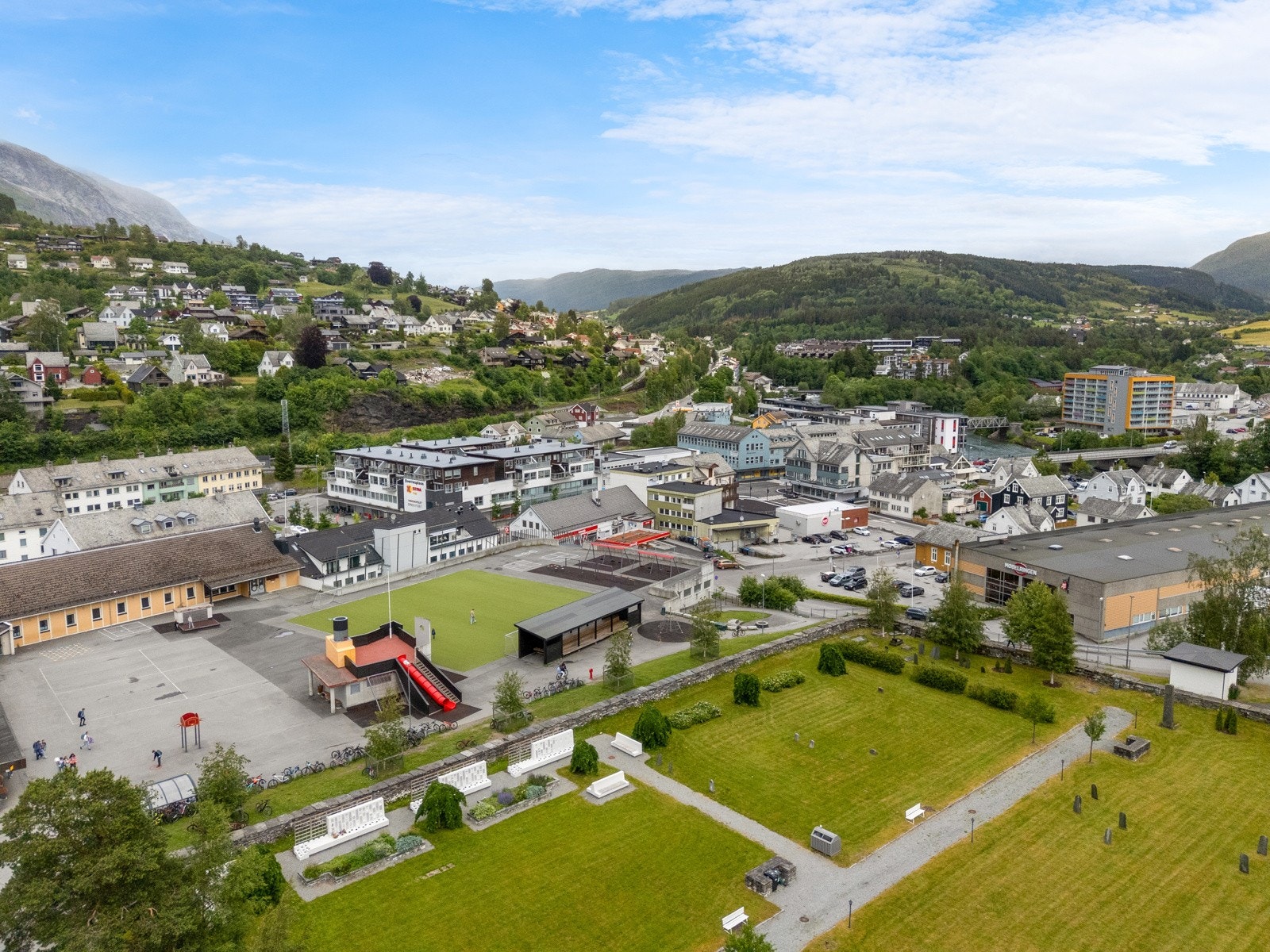 Har du spørsmål til boligen eller ønsker du visning? Kontakt megler på tlf. 45 14 45 65 eller e-post fj@proaktiv.no. Galleribilde