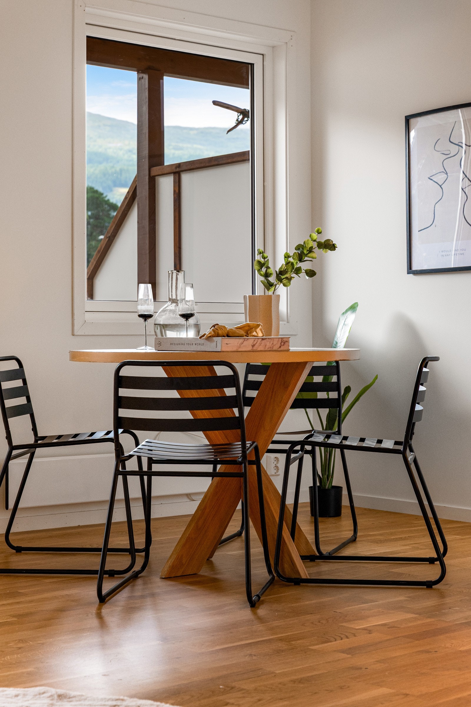 Hyggelig spisestue. Galleribilde