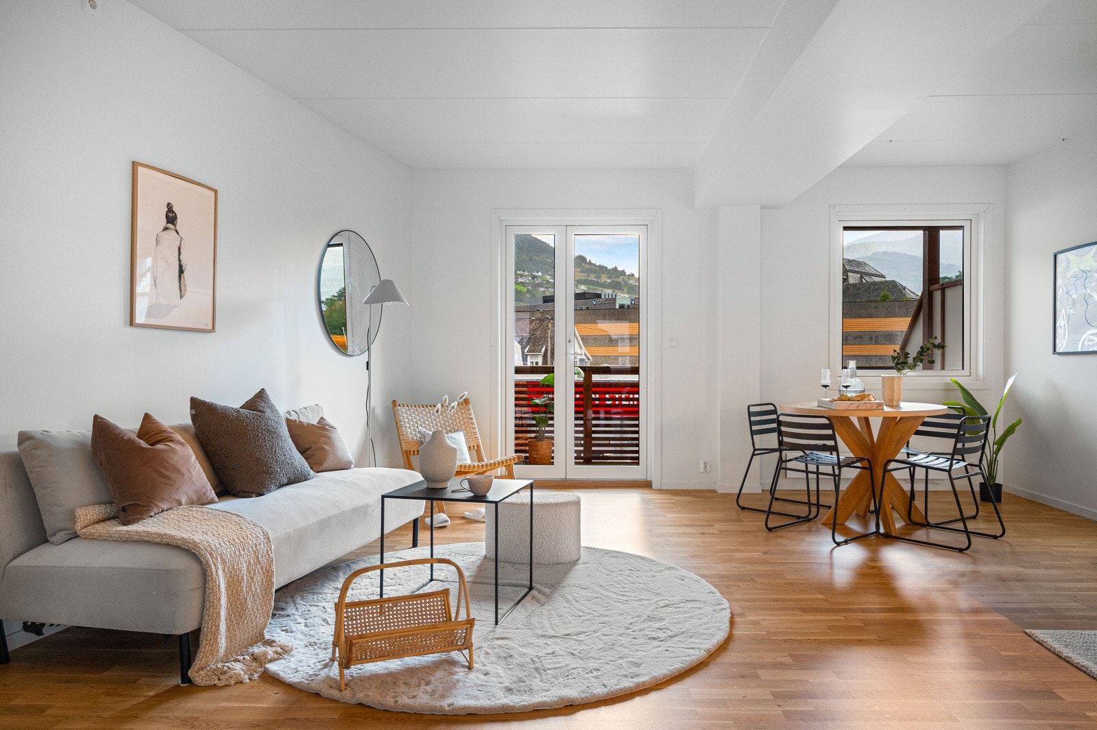 Stue med plass til å møblere i ulike soner, med f.eks. sofagruppe og spisebord. Galleribilde