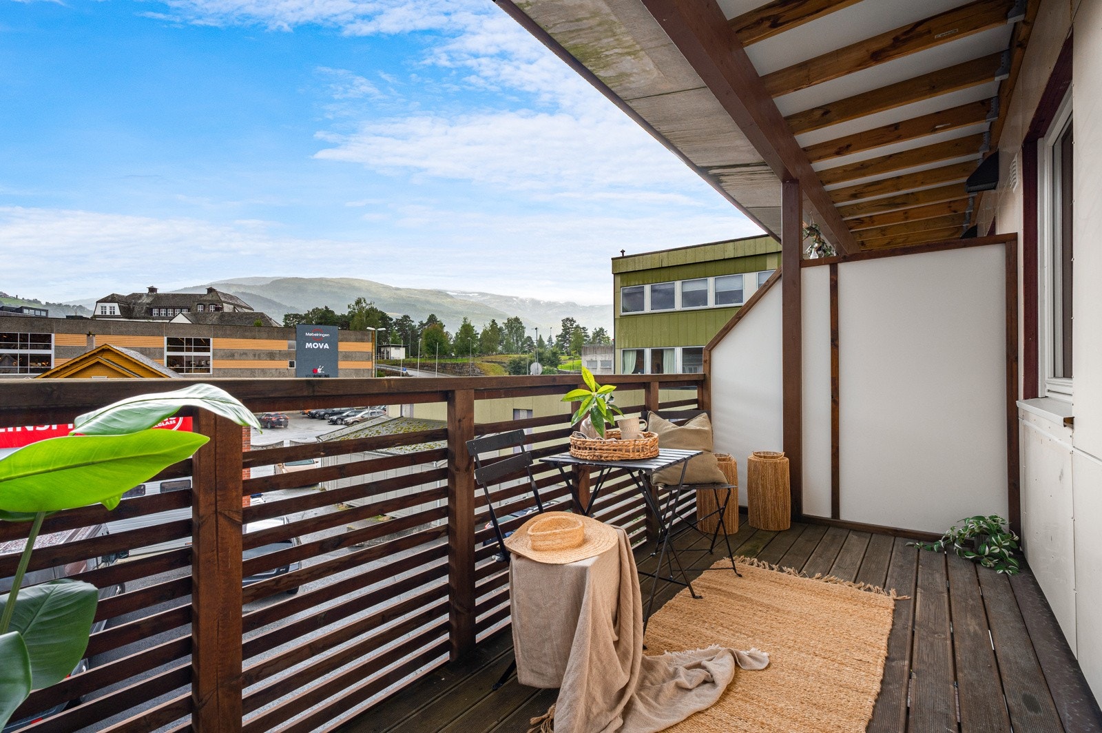 Balkongen har greitt med plass til møblering. Her med utsikt mot Voss Gymnas, Gråsida og Bordalsfjella. Galleribilde