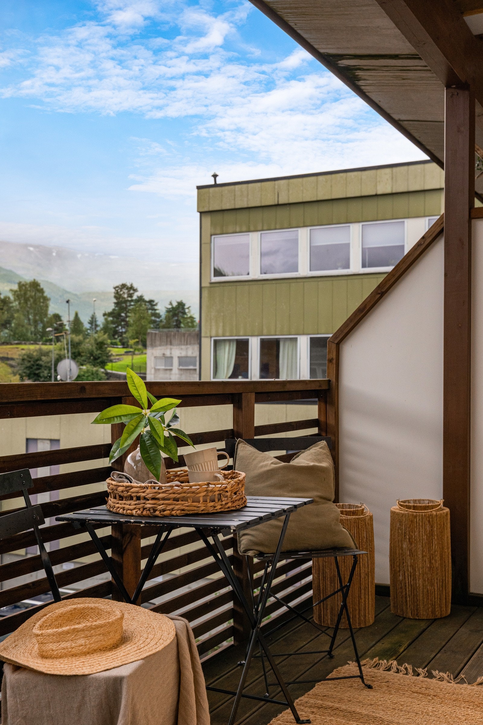 Utgang fra kjøkkenet til en hyggelig, skjermet og overbygget balkong på byggets bakside. Galleribilde