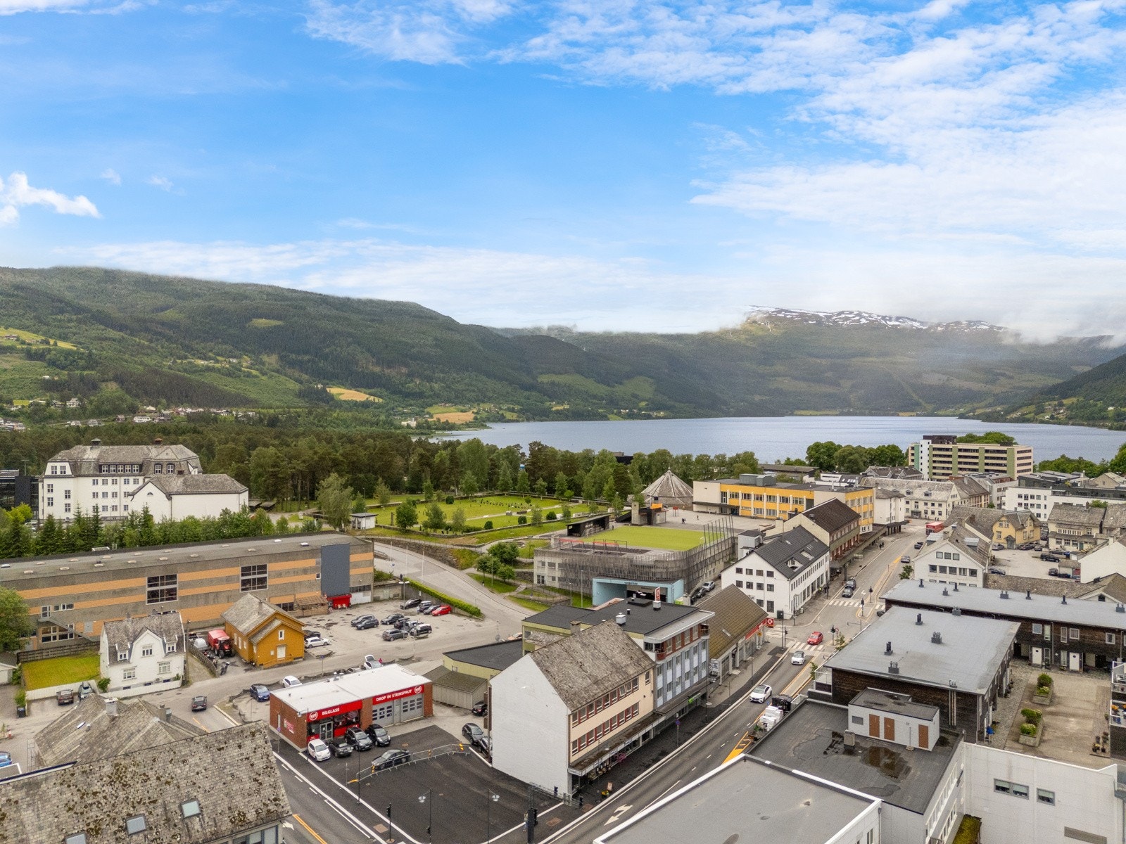 Det medfølger fast parkering på felles biloppstillingsplass. Galleribilde
