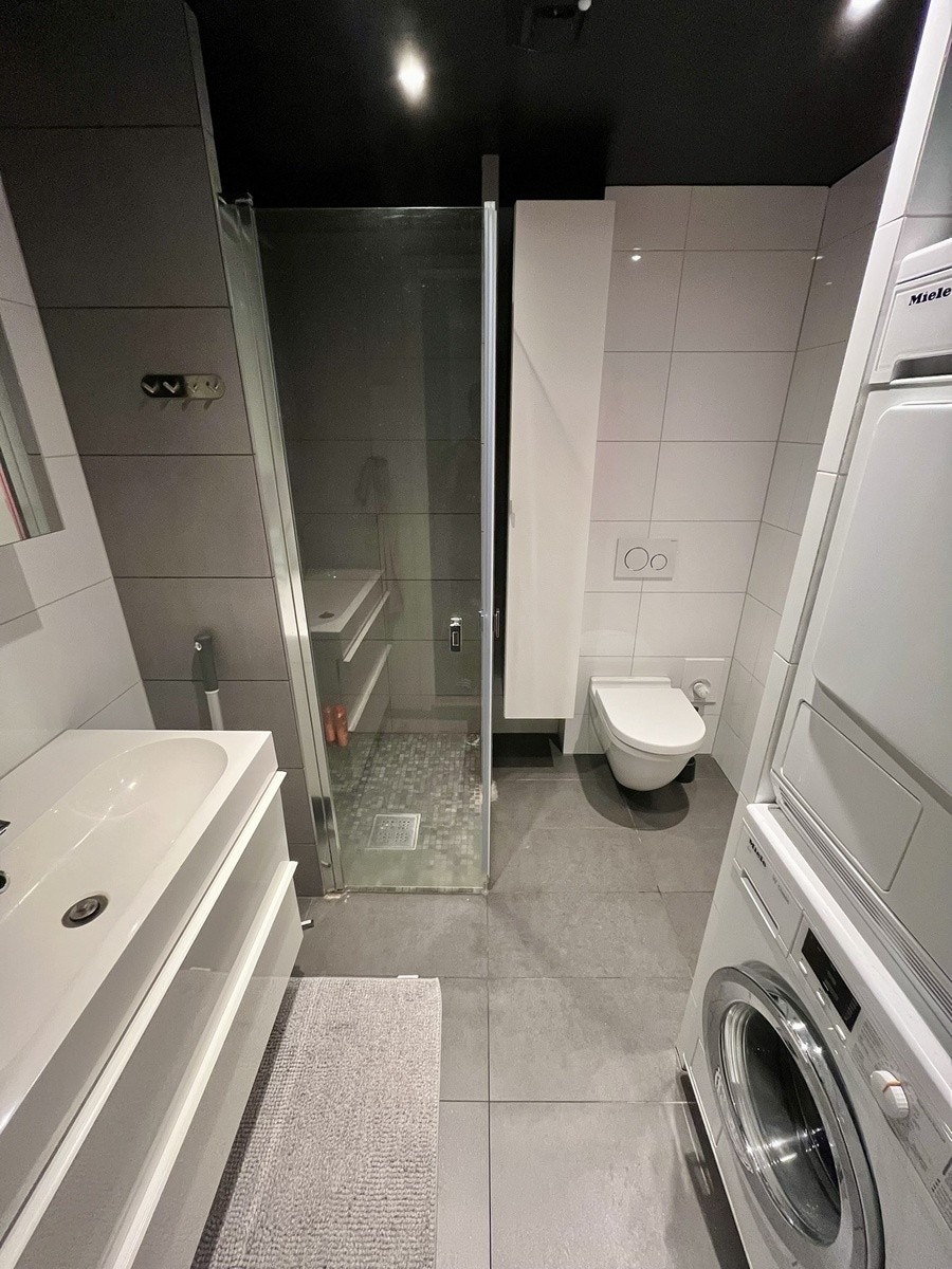 Bad 1 med vaskemaskin og tørketrommel Galleribilde