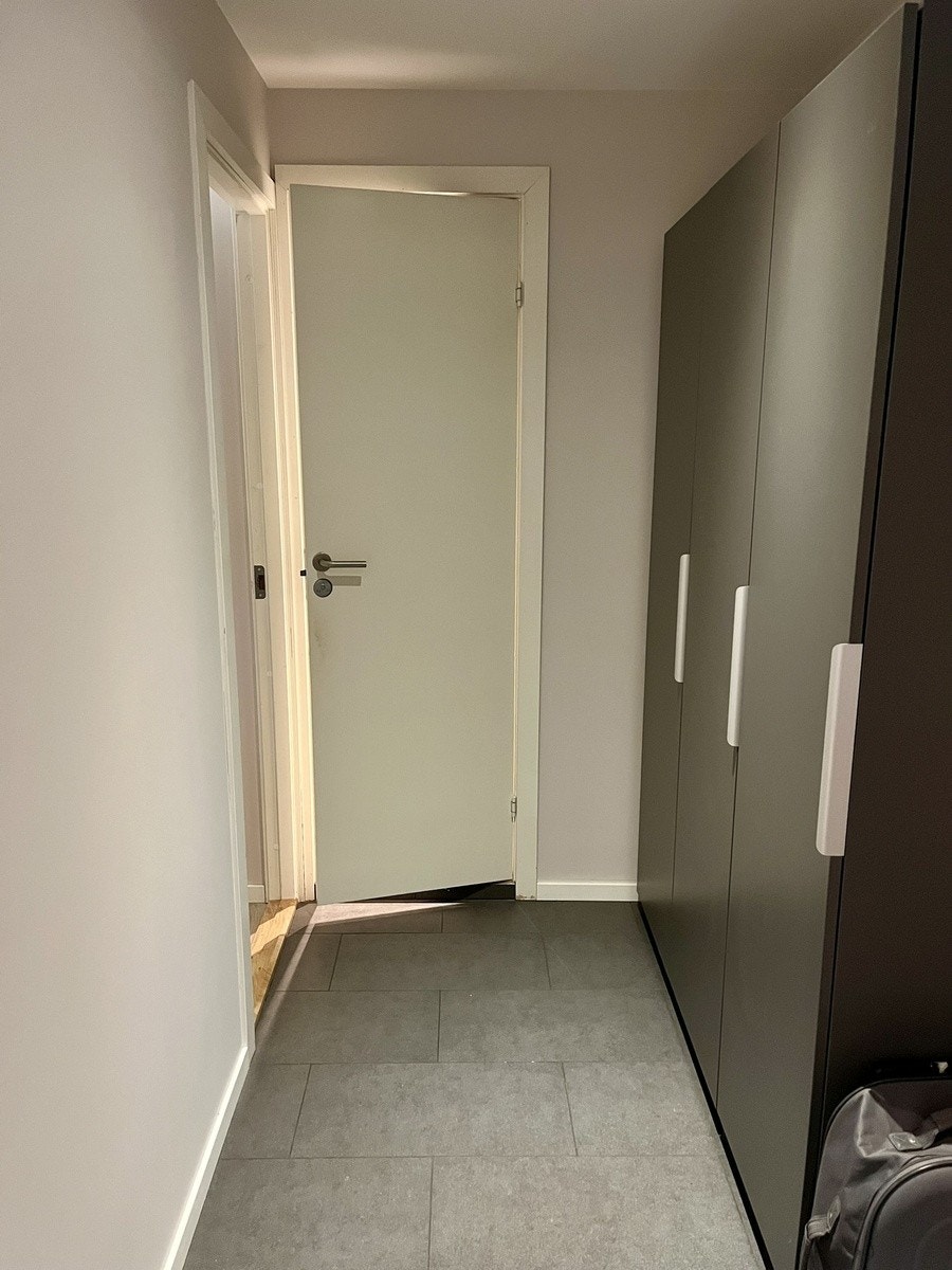 Garderobesskap i gangen Galleribilde