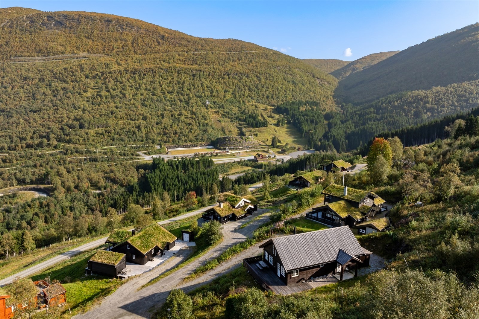 Bustaden ligg like ved Vik skisenter som har eit flott utbygd skisenter med asfalterte løyper og stadion med skytebane. Galleribilde