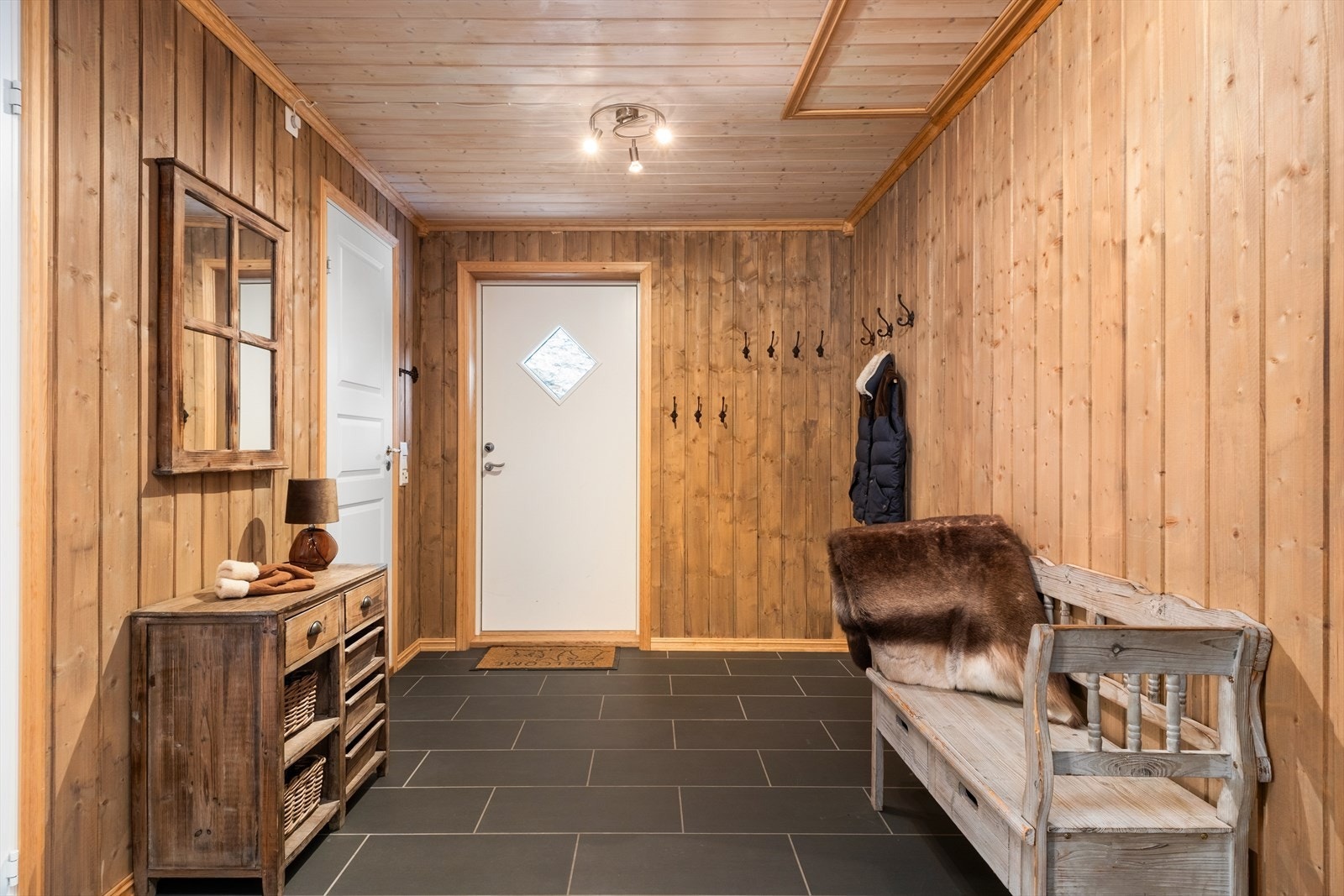 Velkommen inn - Romsleg entré med god plass til å henge frå seg yttertøy. Galleribilde