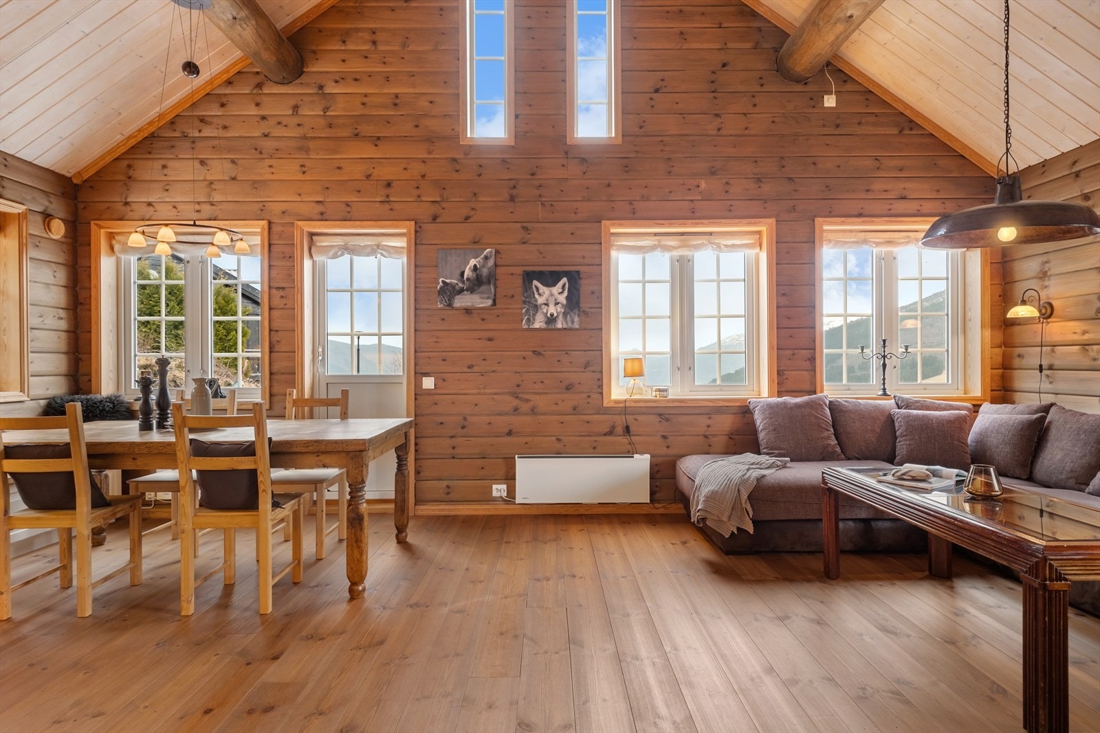 Stove og kjøken er i open løysing. Stova har god takhøgd samt vindauge som slepp inn mykje naturleg lys. Galleribilde