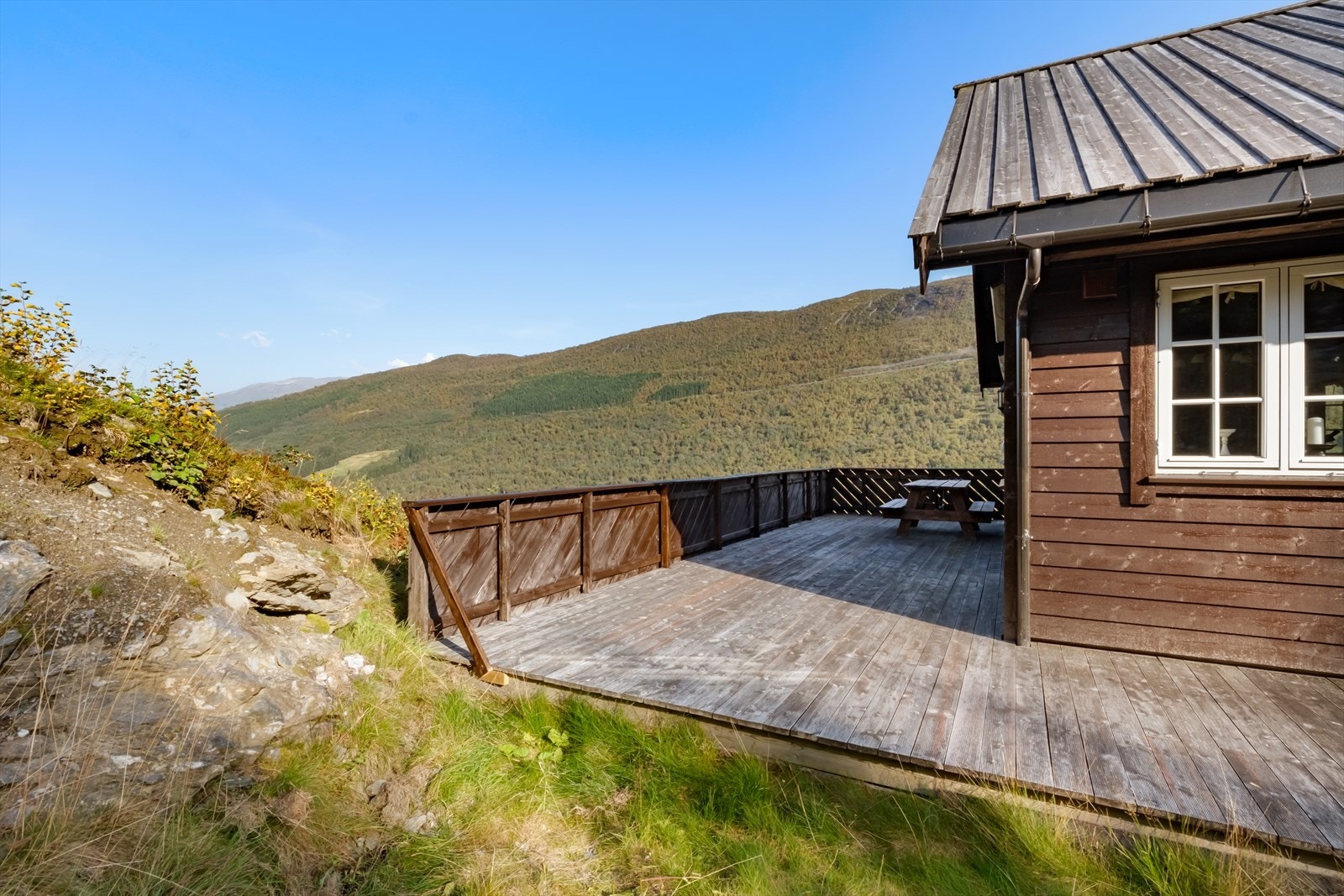 Terrassen er stor og det er god plass til det ein skulle ønske av utemøblar. Galleribilde