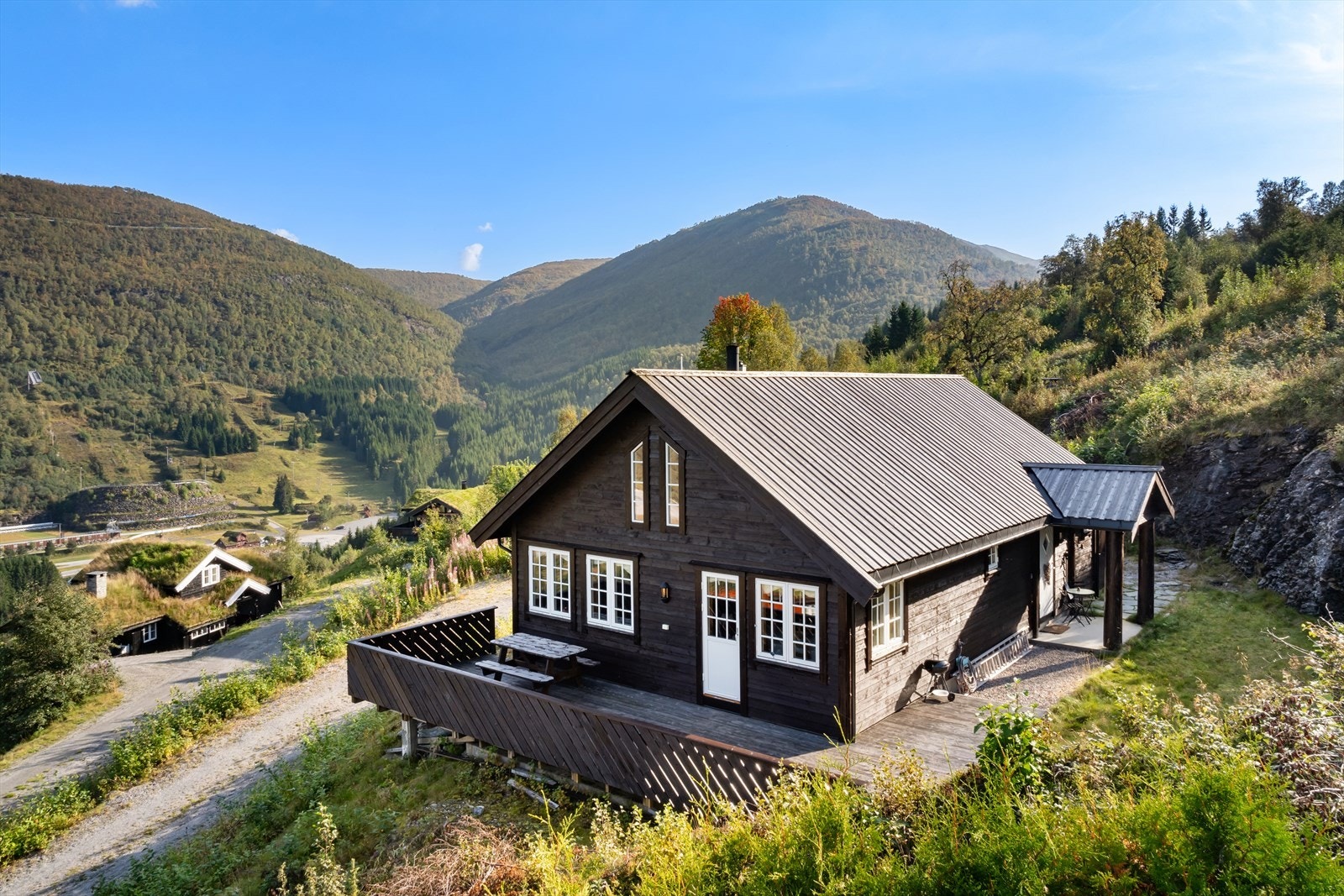 Det er fleire uteplassar å benytte seg av rundt hytta. Galleribilde