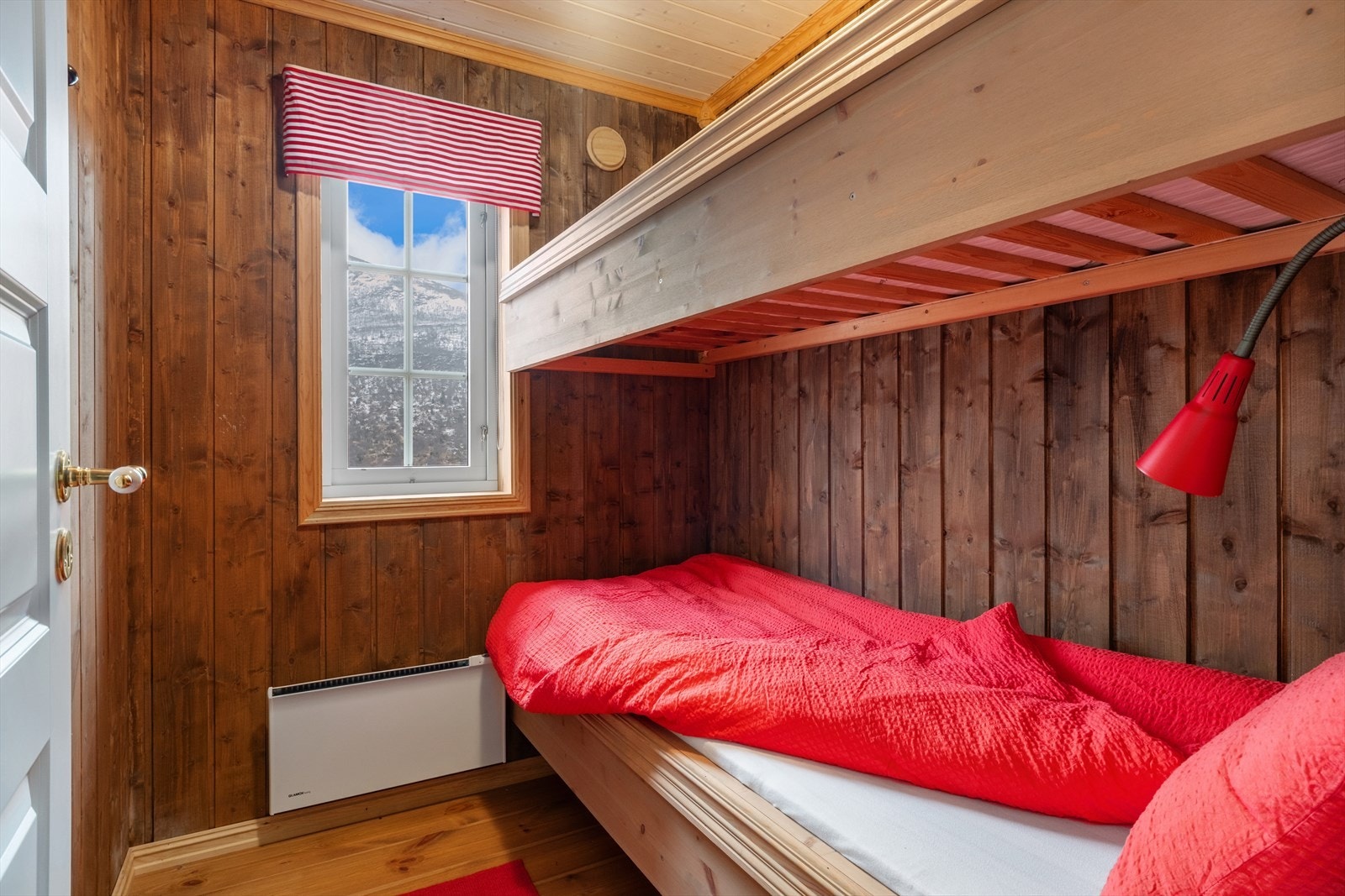 Det er i alt fire soverom av varierande størrelse, slik det er innreia i dag er det åtte sengeplassar. Galleribilde