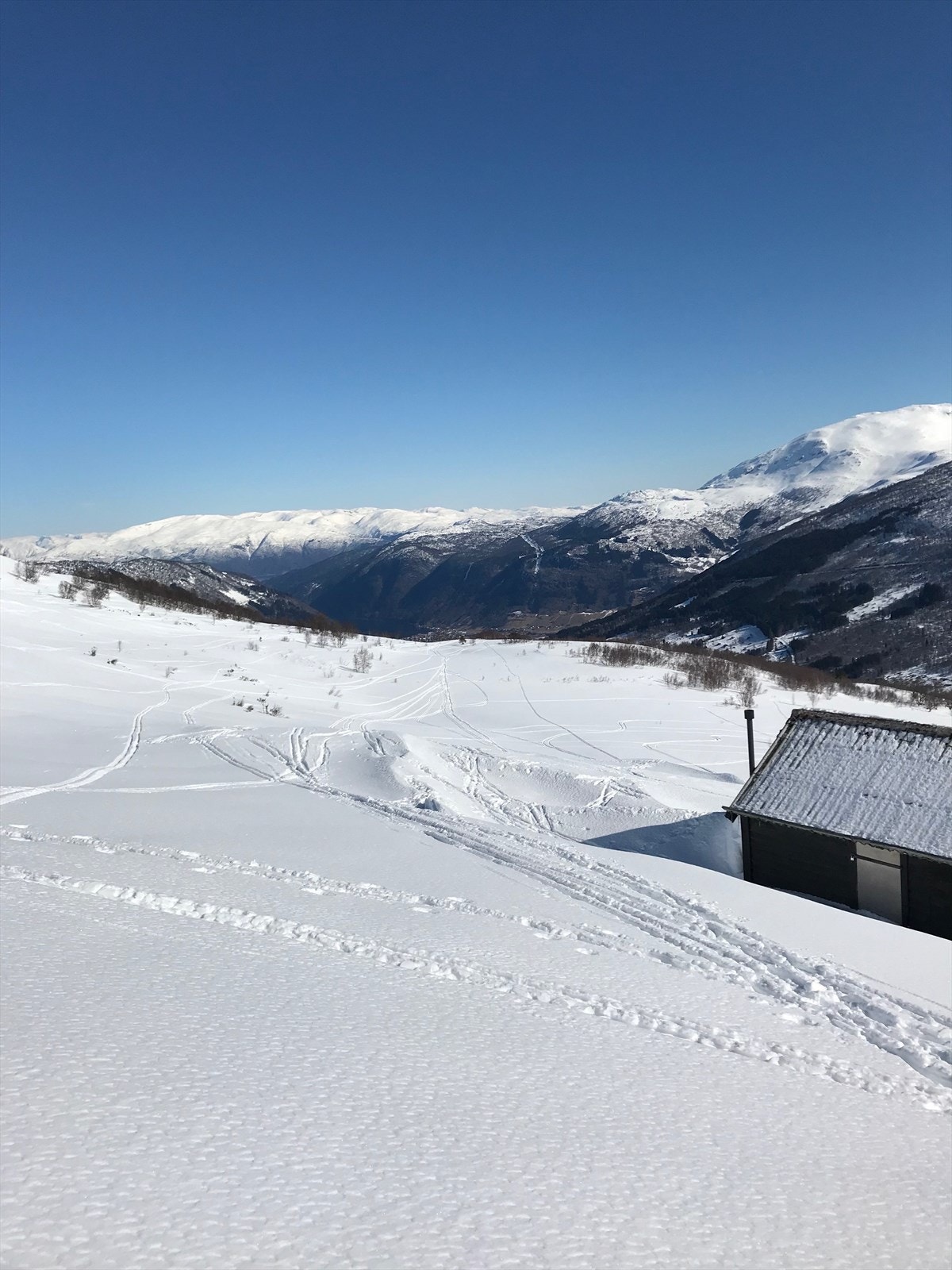 Frå hytta har ein kort veg til flotte turområder året rundt. Bilete teke av seljar. Galleribilde