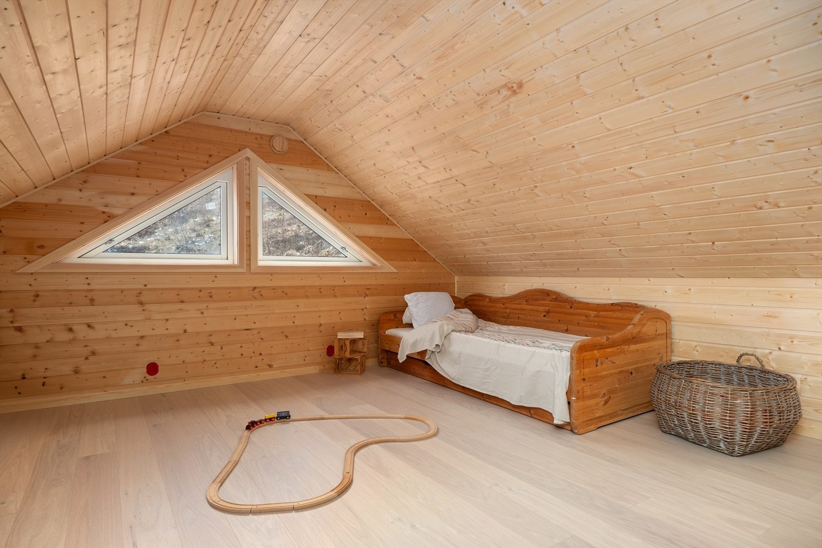 Her er det god plass til å innreie slik ein sjølv måtte ønske. Tilkomst til hemsen er via loftsluke. Galleribilde