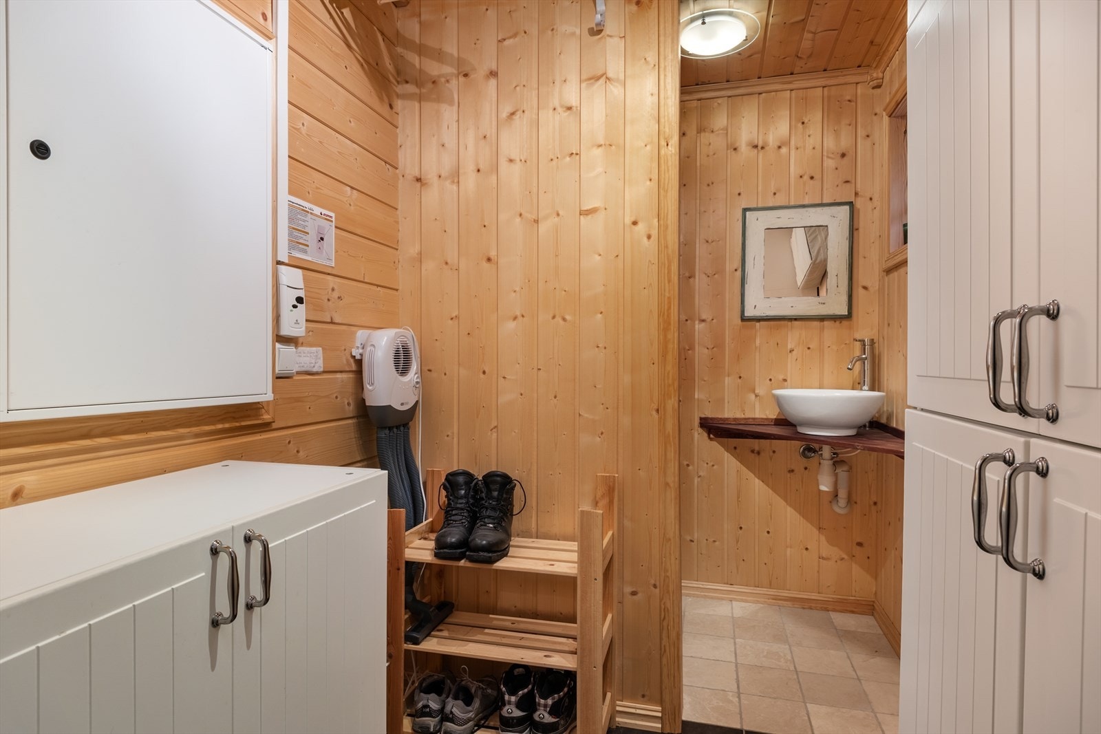 Toalettet er kombinert med ein praktisk bod. Galleribilde