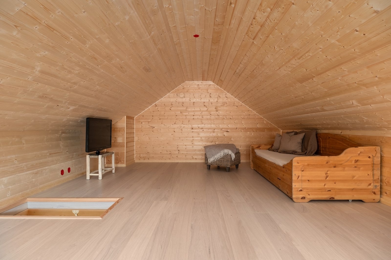 På hemsen er det laga til ei triveleg loftstove. Galleribilde