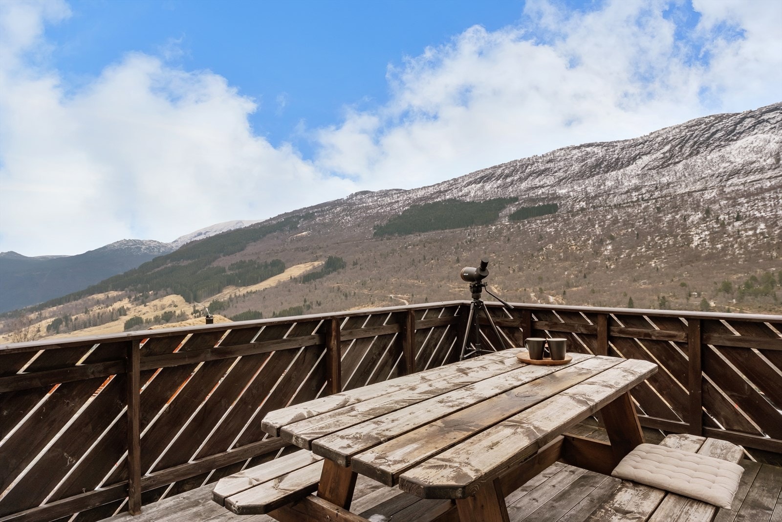 Frå terrassen er det fin utsikt nedover mot bygda og fjella rundt. Galleribilde