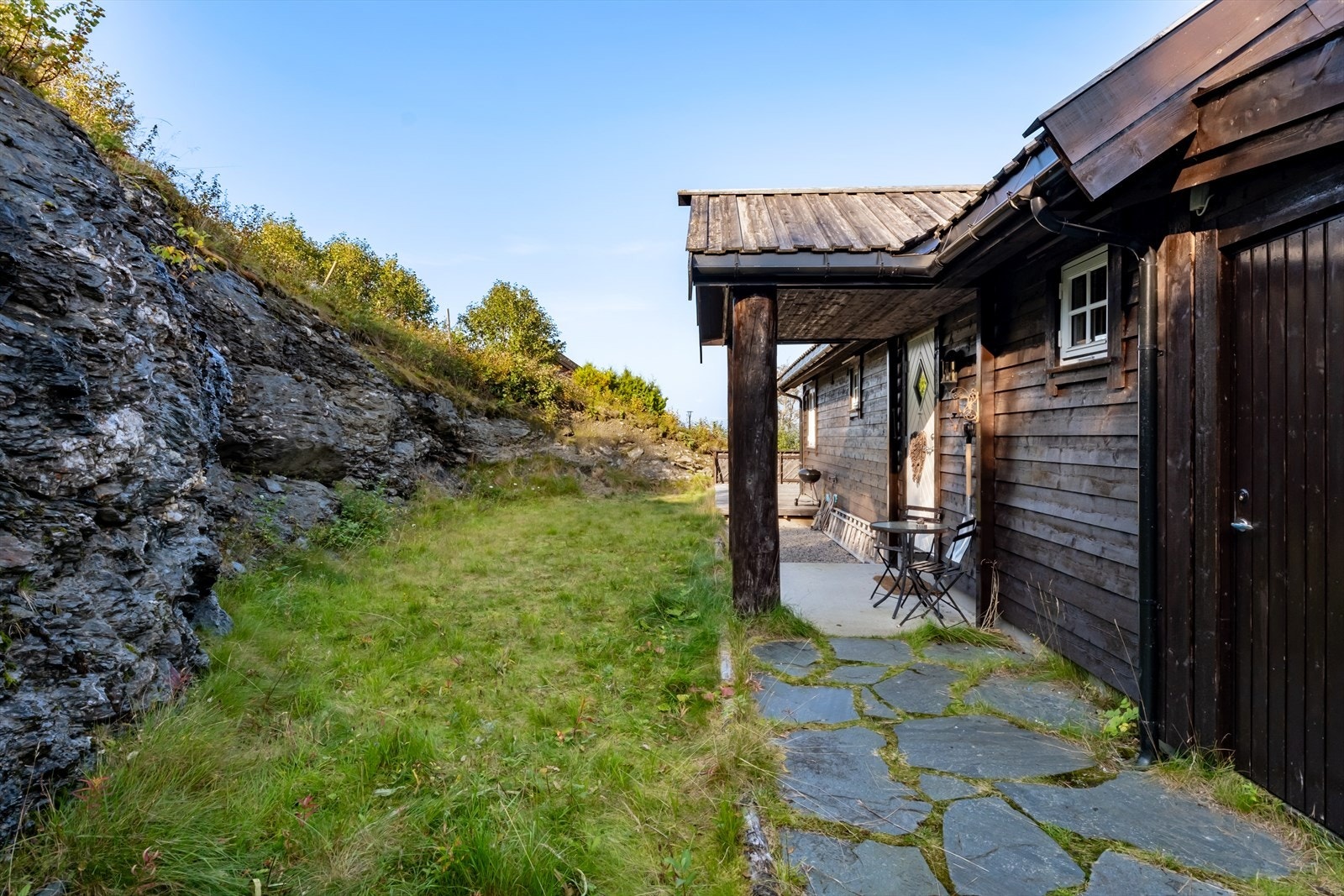 Ved inngangspartiet er det eit triveleg uteområde med steinlagt sti frå tunet til inngangspartiet samt ein grasplen. Galleribilde