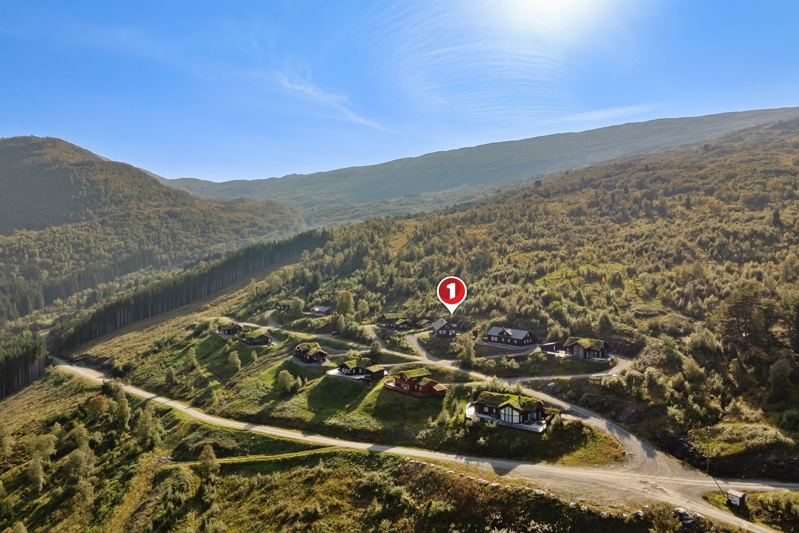 Fritidsbustaden er flott plassert med fin utsikt over bygda og fjella kring. Til sentrum i Vik er det om lag 10 minutt med bil. Galleribilde