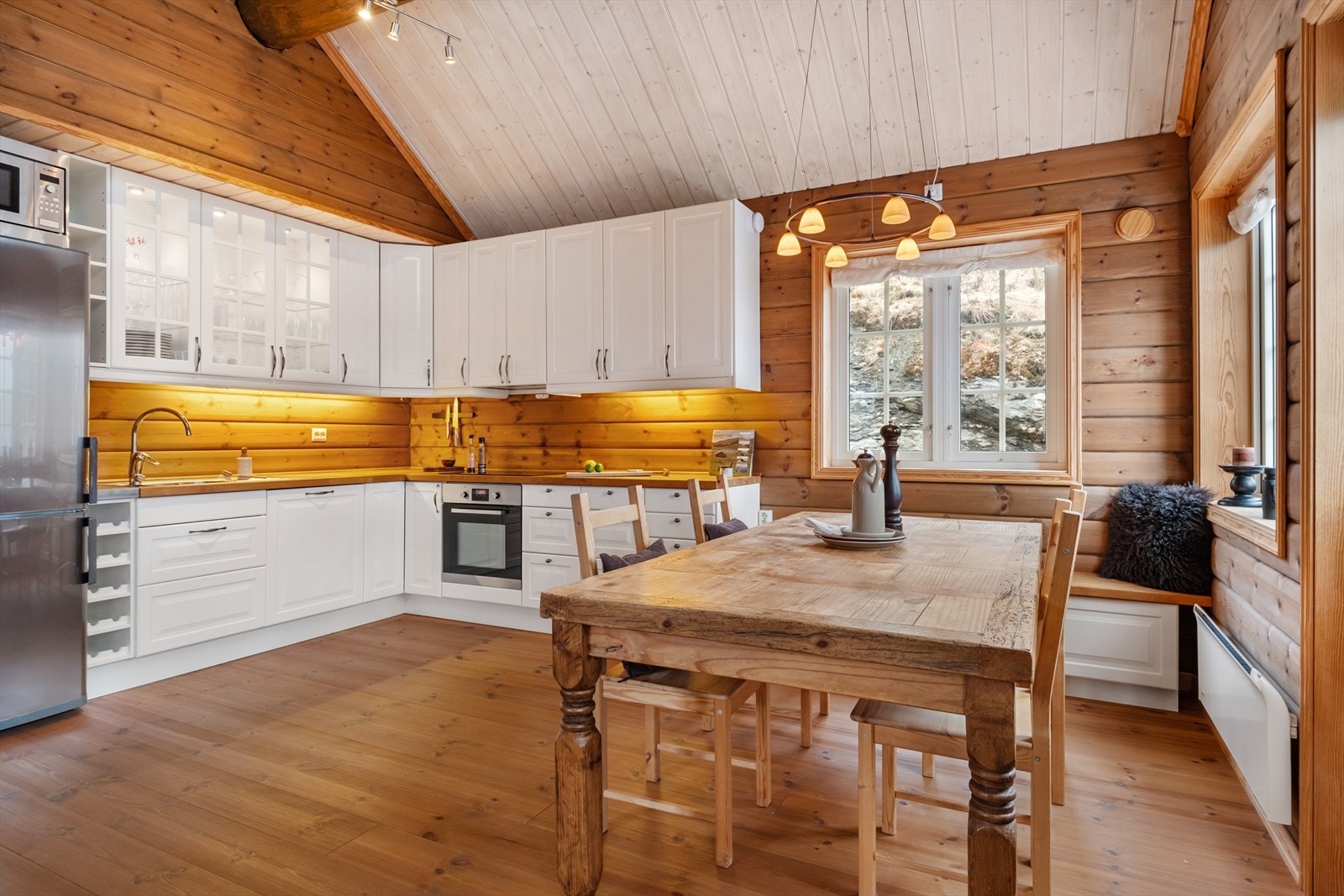 Her er og plass til eit spisebord av god størrelse. Galleribilde