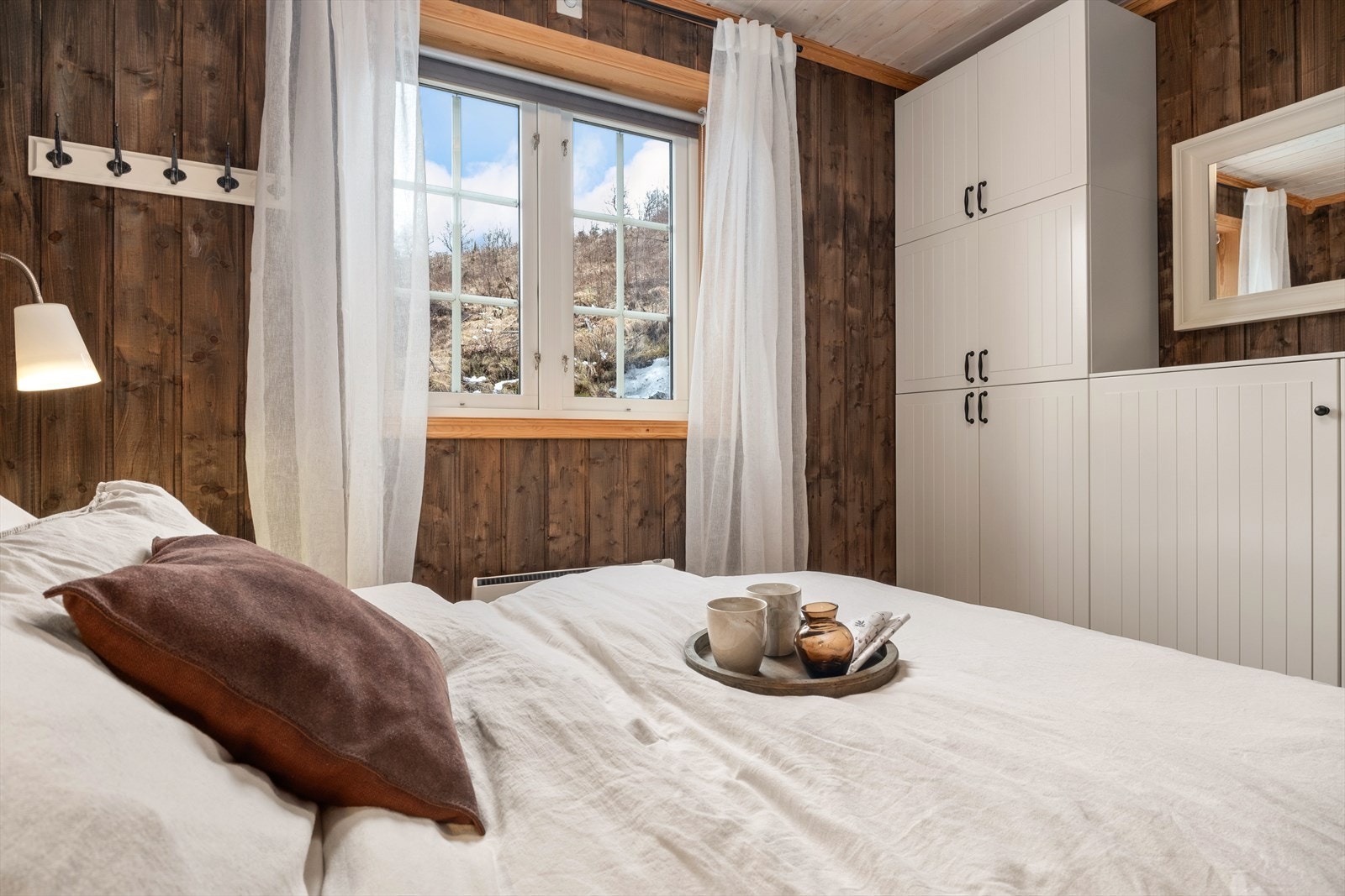 Rommet er godt utnytta med garderobe langs den eine veggen. Galleribilde