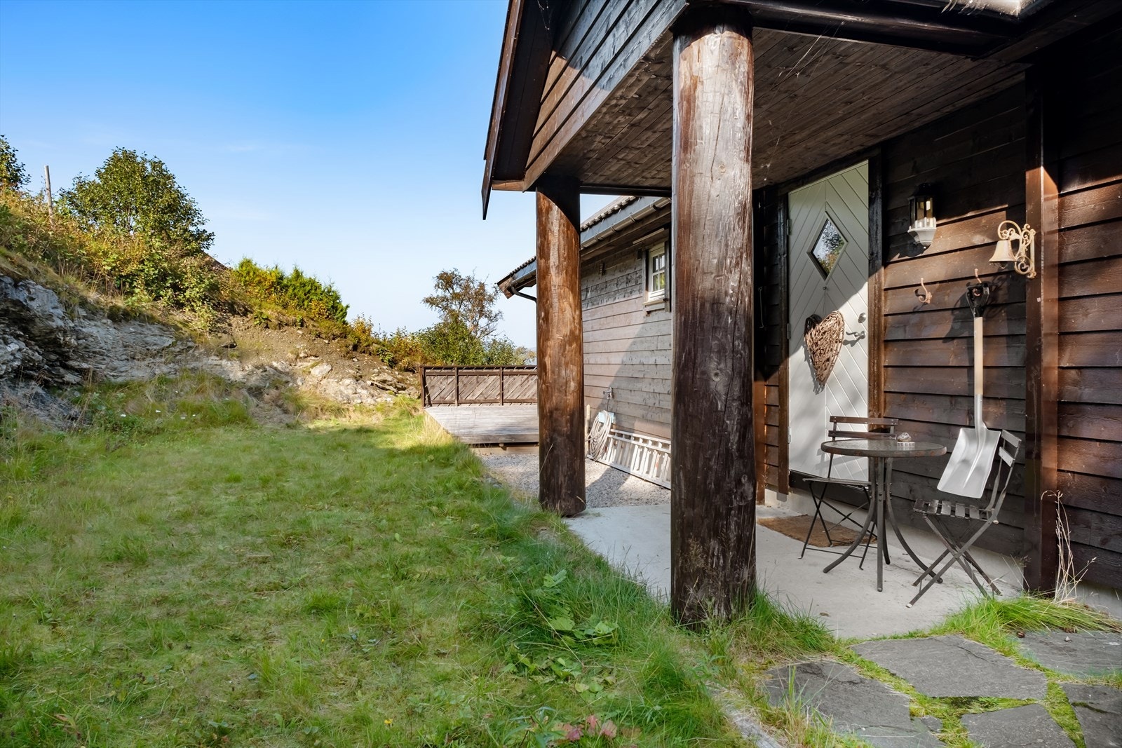 Overbygd inngangsparti på baksida av hytta. Galleribilde