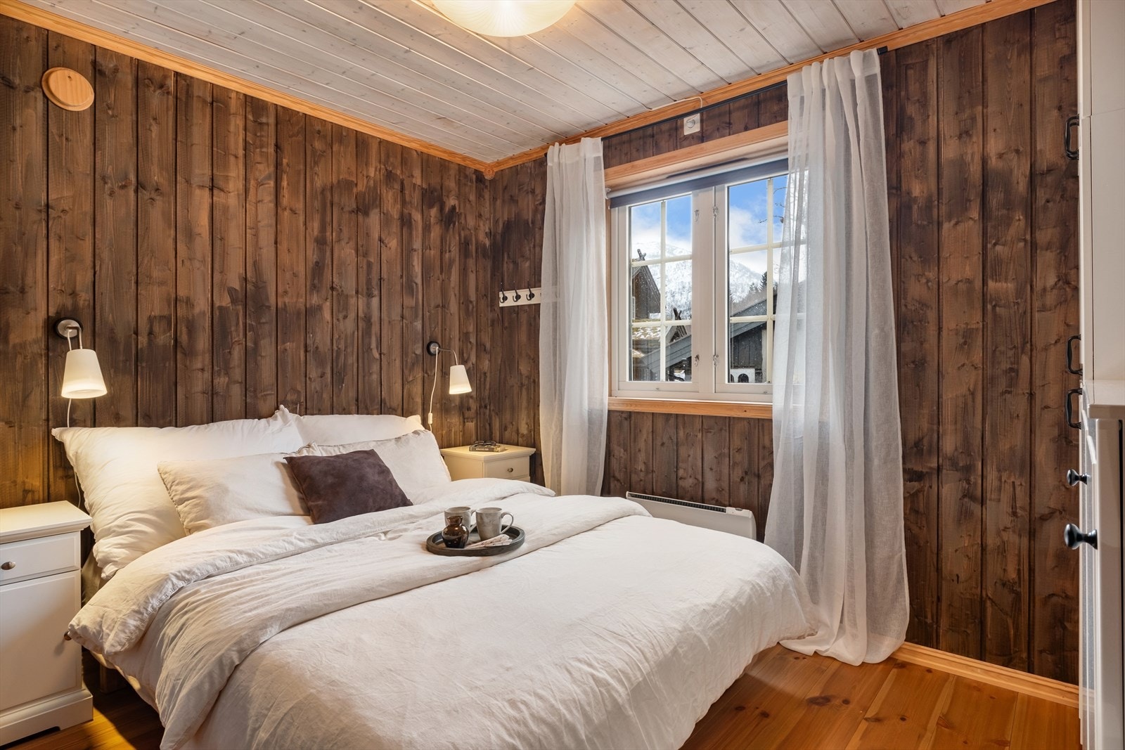 Hovudsoverommet er av god størrelse med plass til ei større seng og garderobe. Galleribilde