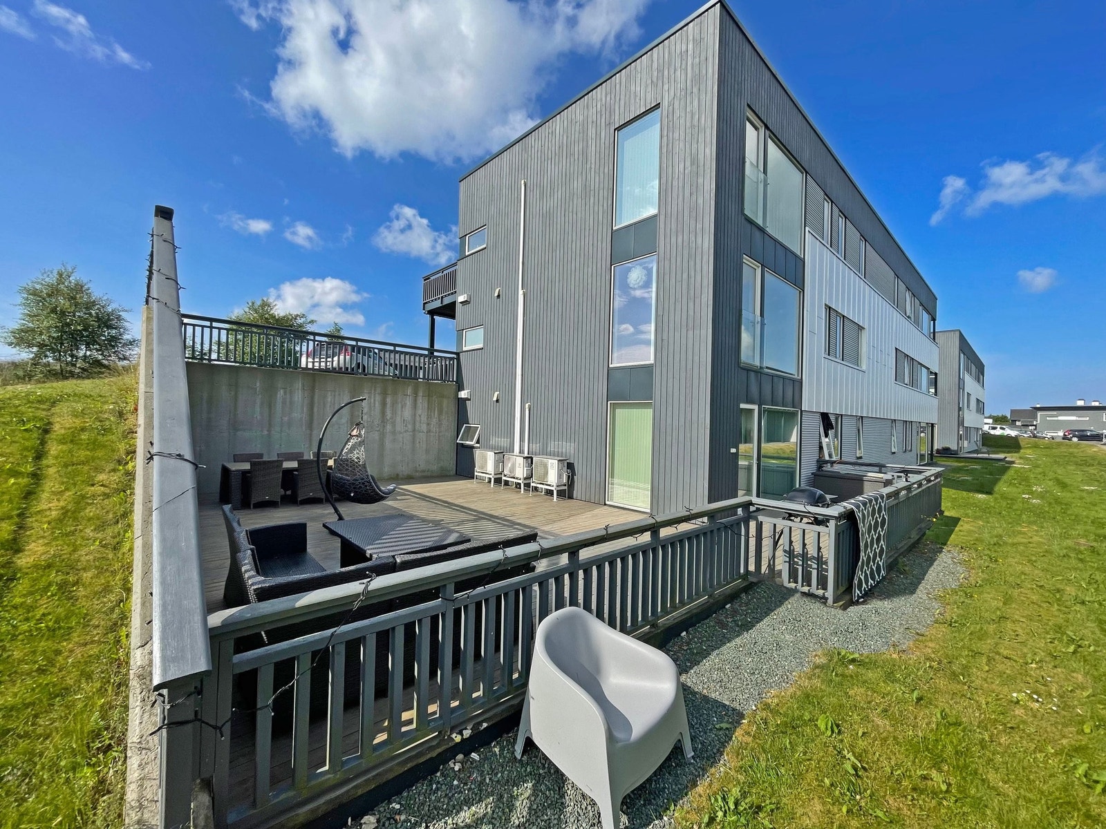 Endeleilighet med hele 90 kvm terrasse som benyttes av eier men i utgpkt er felleseie Galleribilde