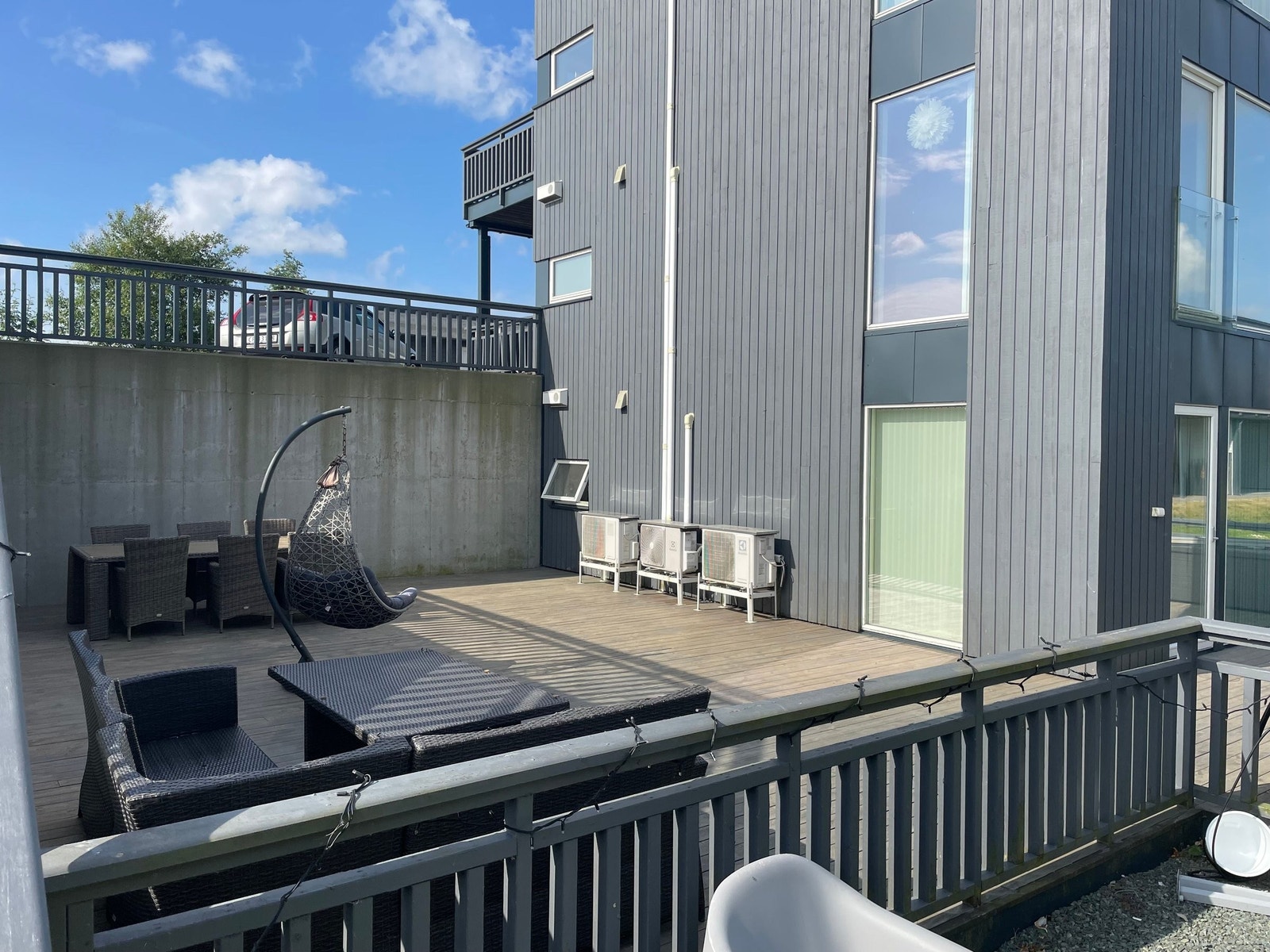 Hele terrassen er felleseie opplyser styret pr 201125, men den benyttes kun av eier p.t og har alltid kun blitt brukt av eier. Galleribilde