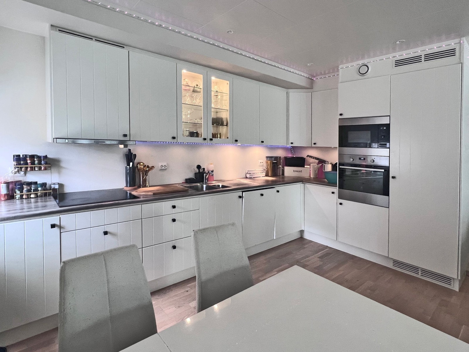 Høyskap til integrert kjøleskap er helt nytt, samt parkett i stue/kjøkken (høst 2025) Galleribilde