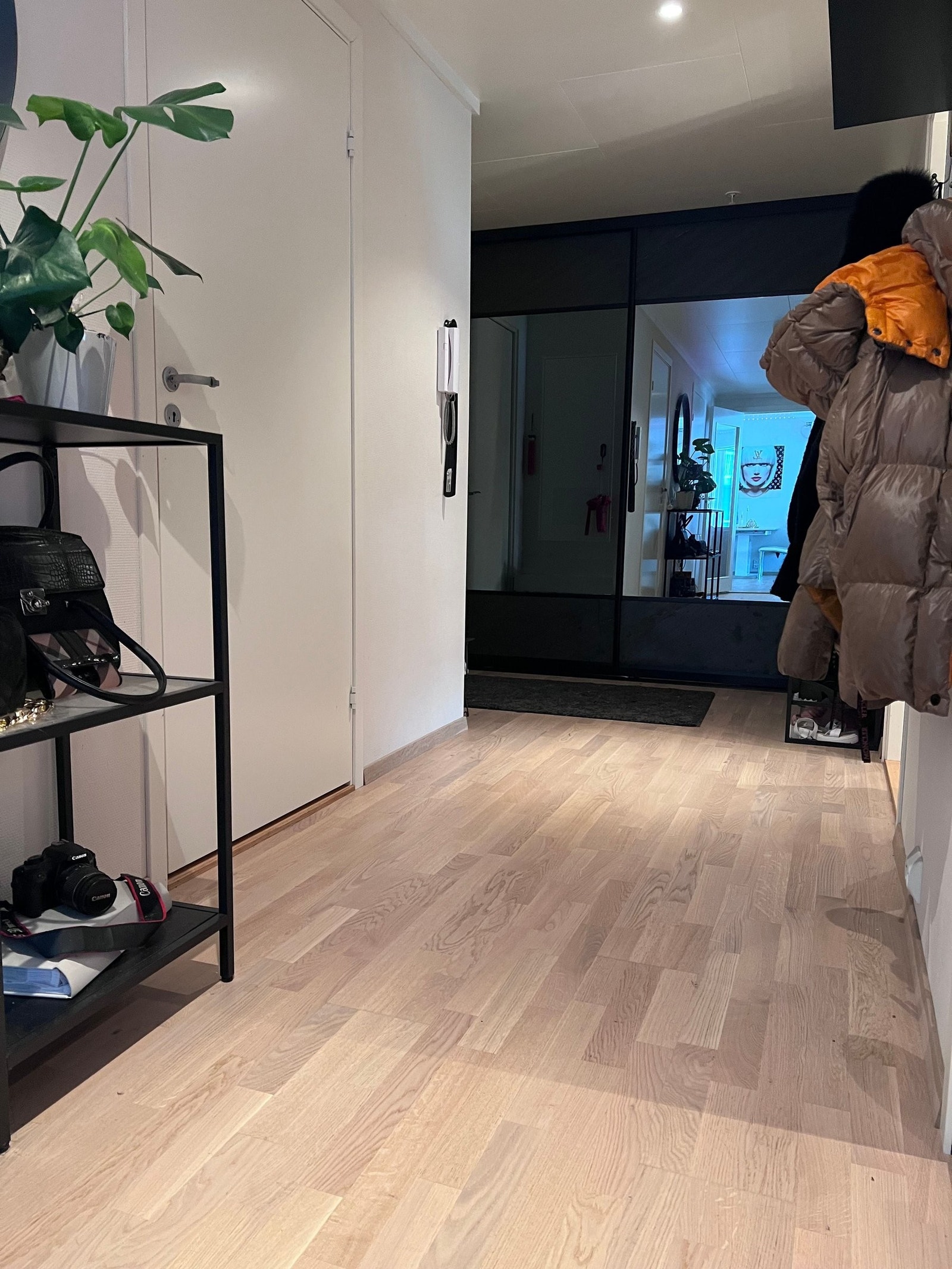 Mot inngangsparti med stor skyvedørsgarderobe som medfølger salget Galleribilde