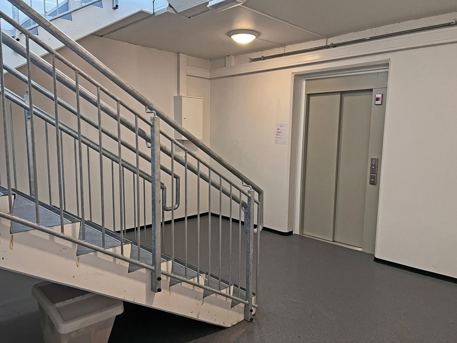 Gangen utenfor leiligheten, med heis og trapp Galleribilde
