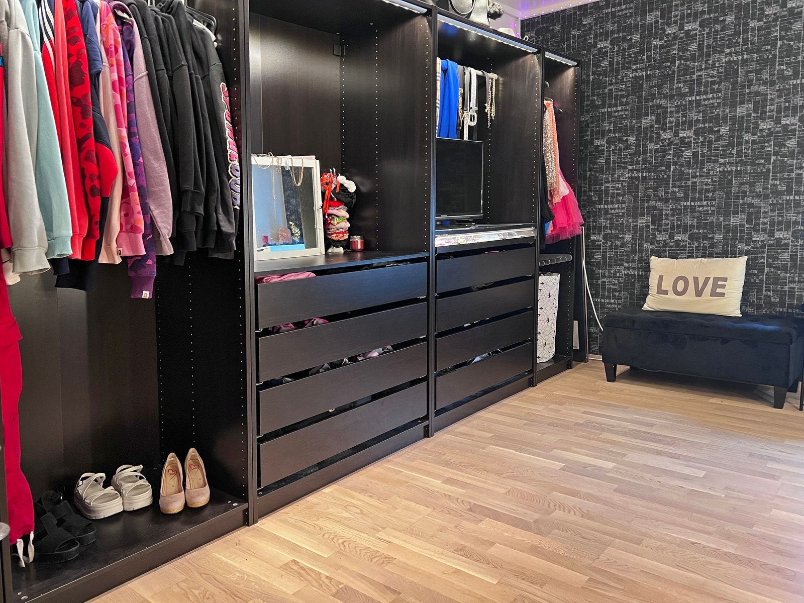 Stor garderobe medfølger på hovedsoverommet! Galleribilde