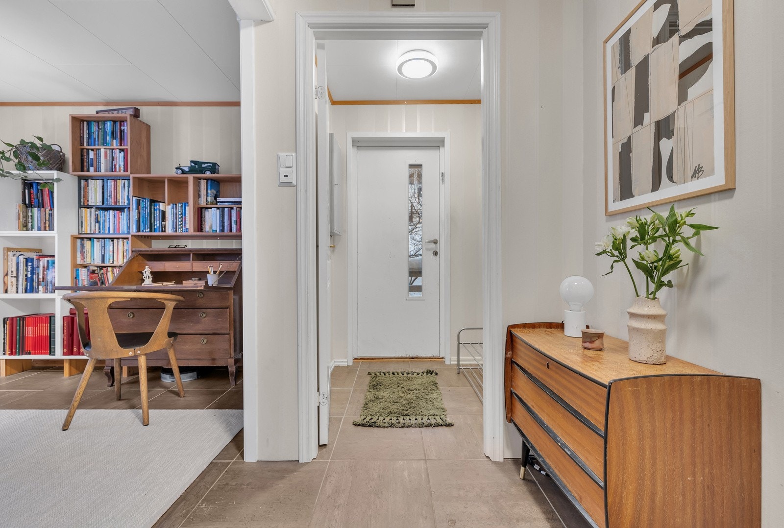 Fra inngangspartiet ledes du til stor hall/garderobe Galleribilde