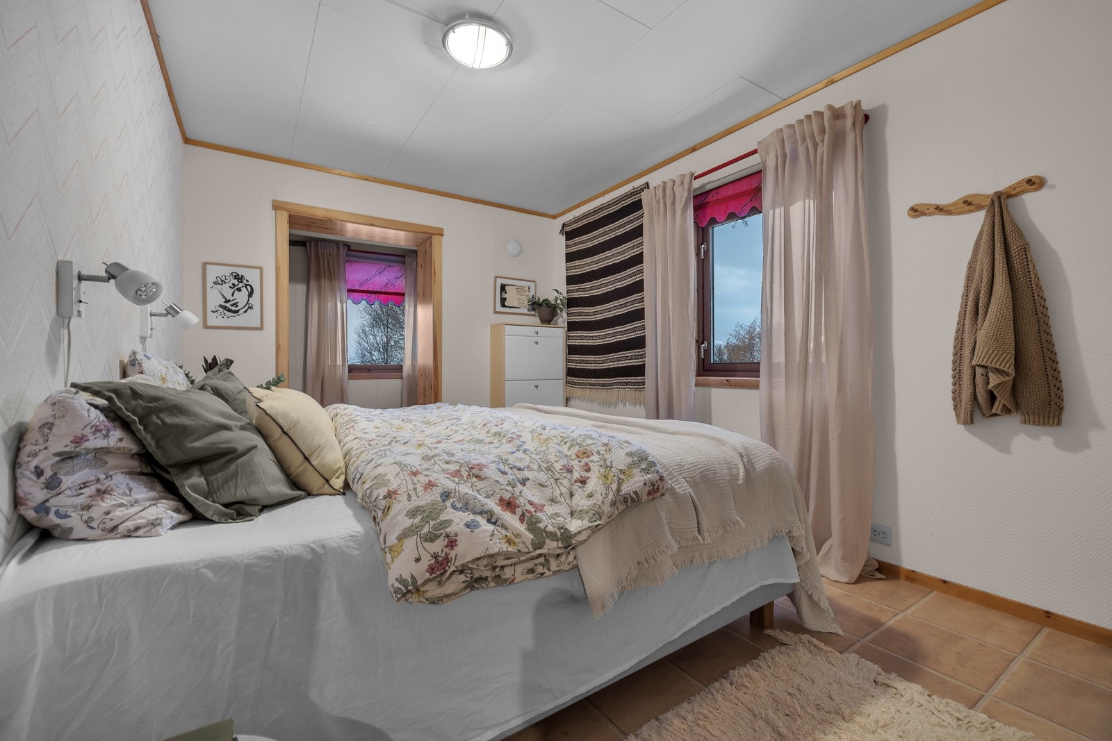 Praktisk og romslig soverom Galleribilde