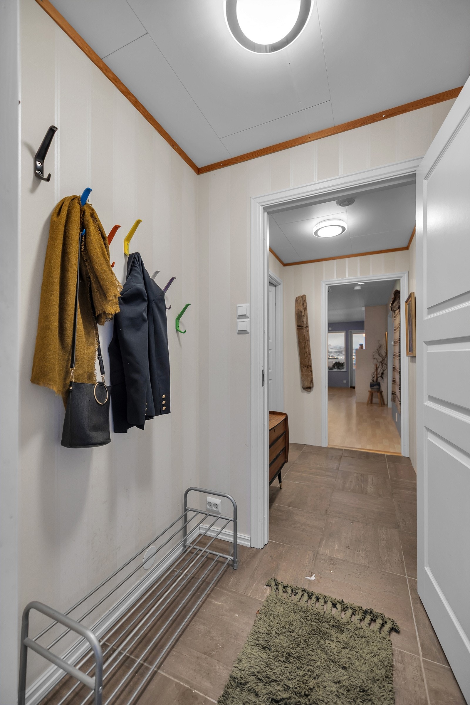 Velkommen inn! Det første som møter deg er dette praktisk inngangspartiet Galleribilde