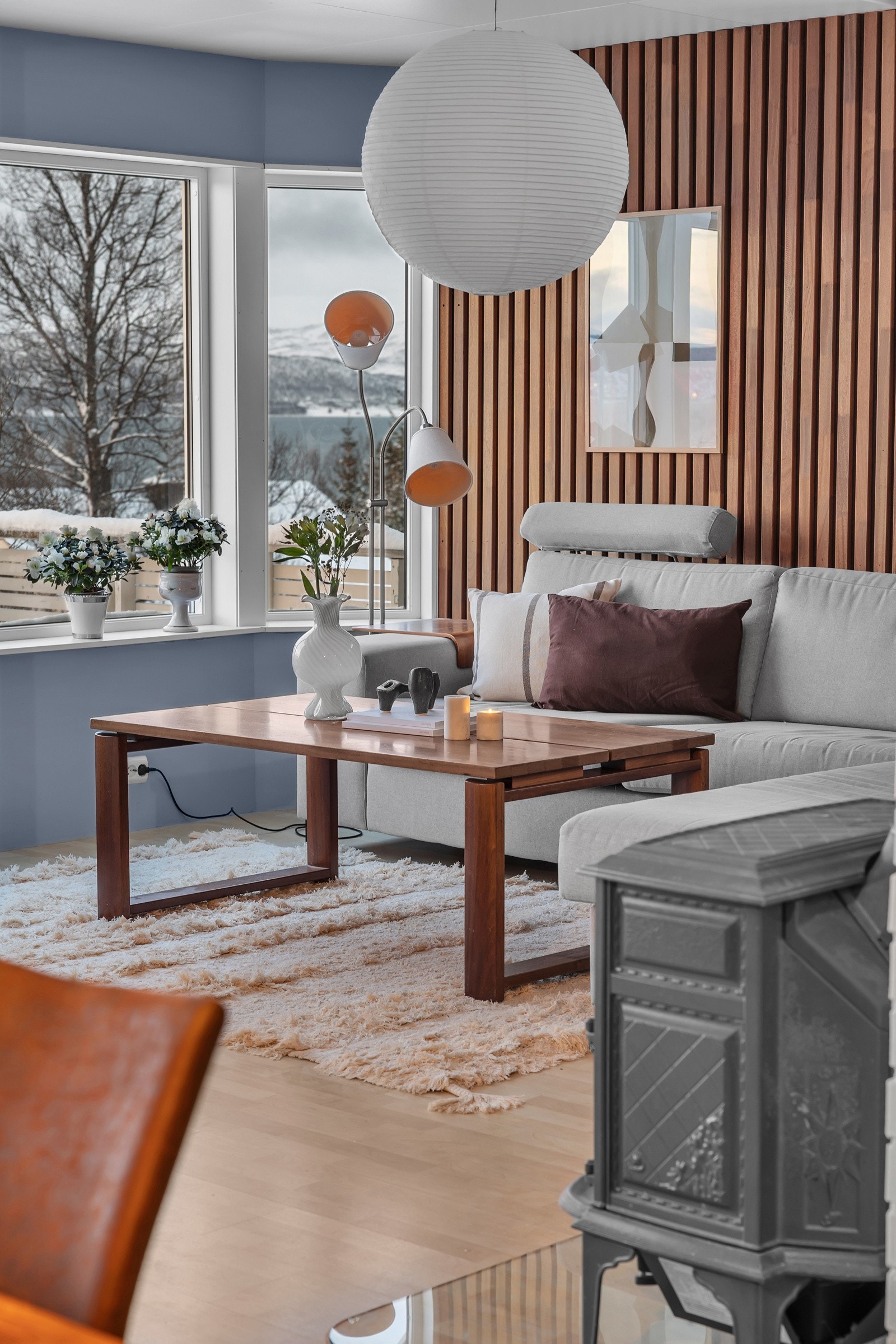 Stua er koselige og innbydende med plass til dagligstue, spisestue og sittegruppe Galleribilde