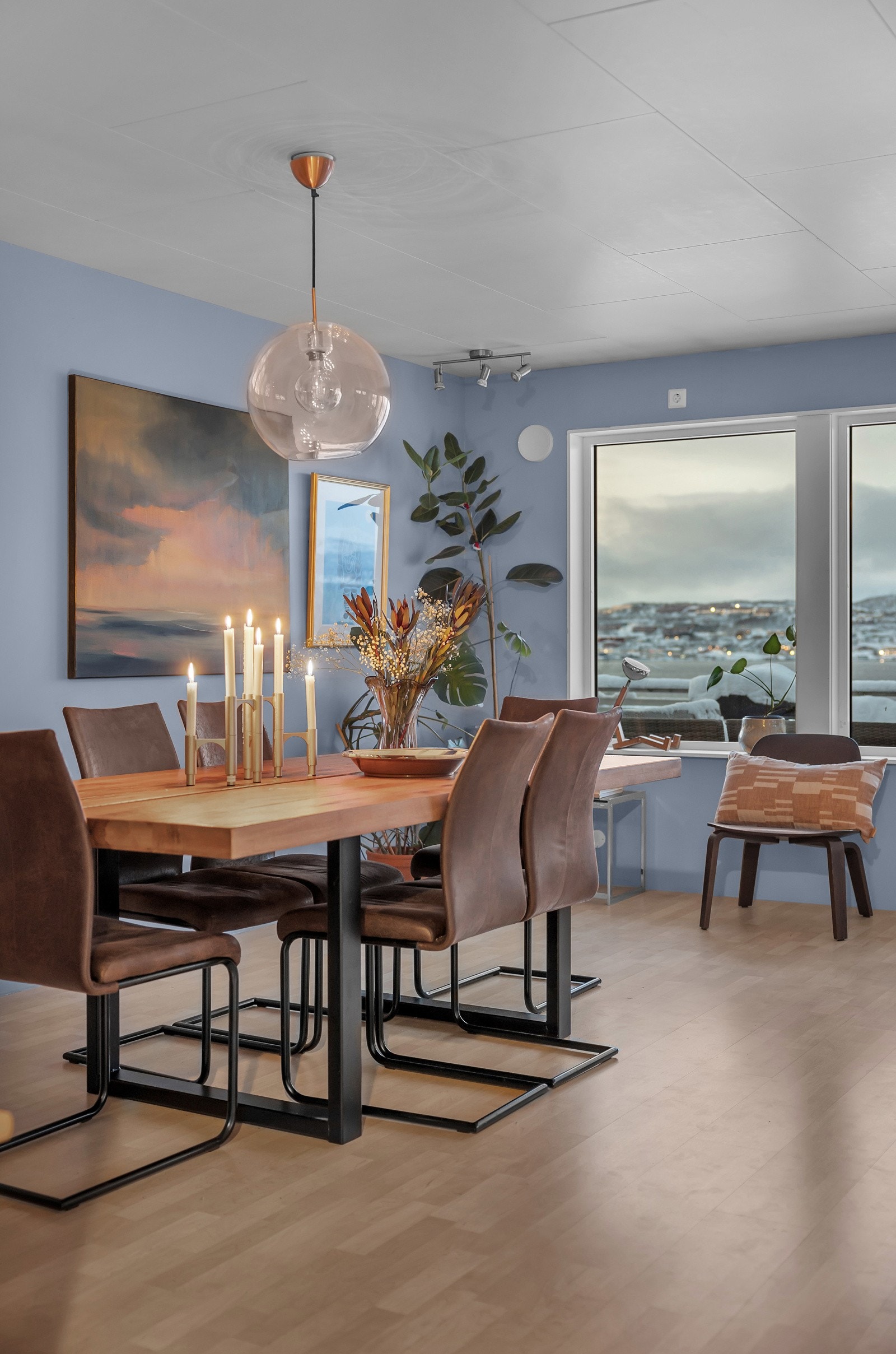 Du finner god plass til spisestue i denne delen av stua Galleribilde