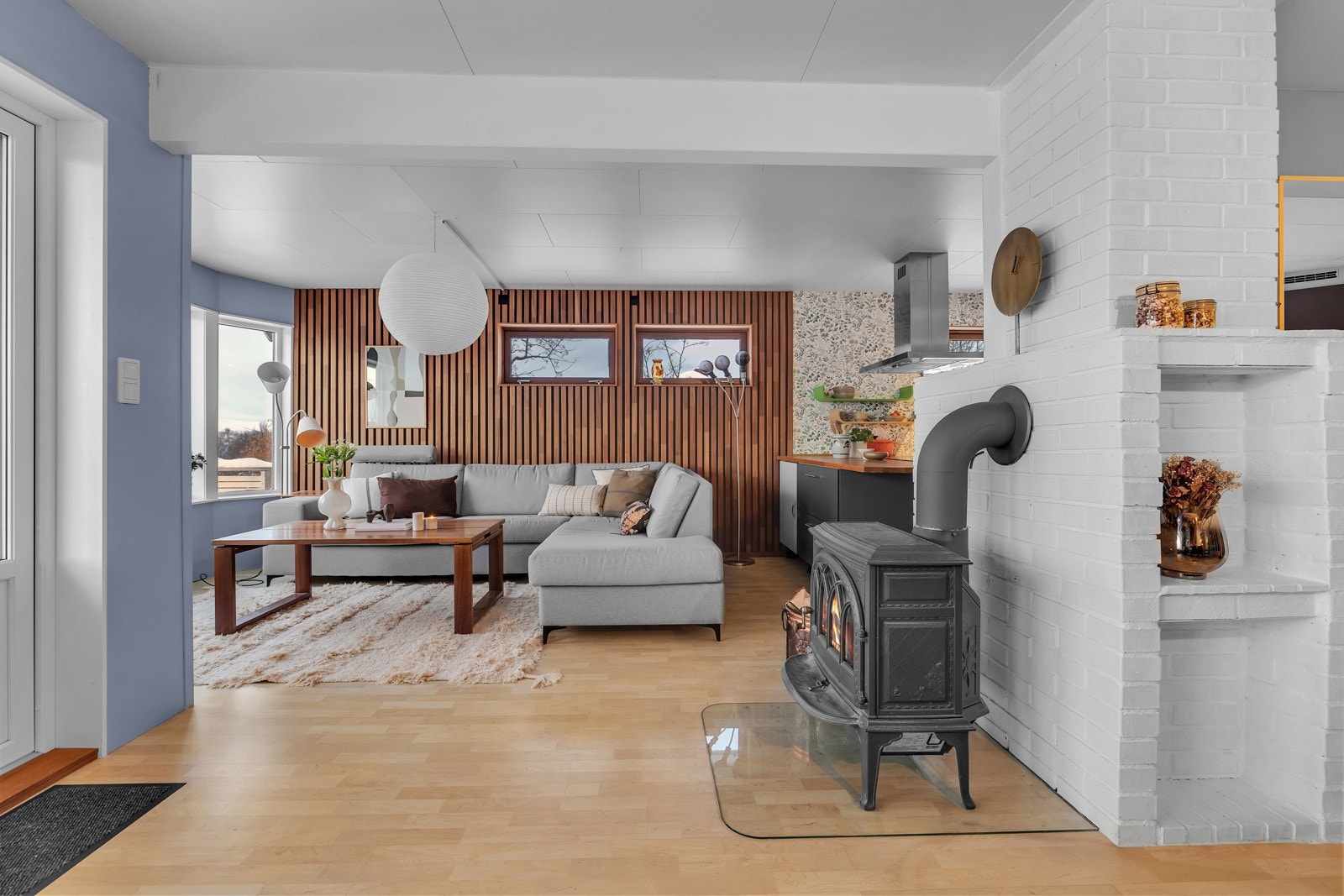 Fra hallen kommer du videre inn til stue og kjøkken Galleribilde