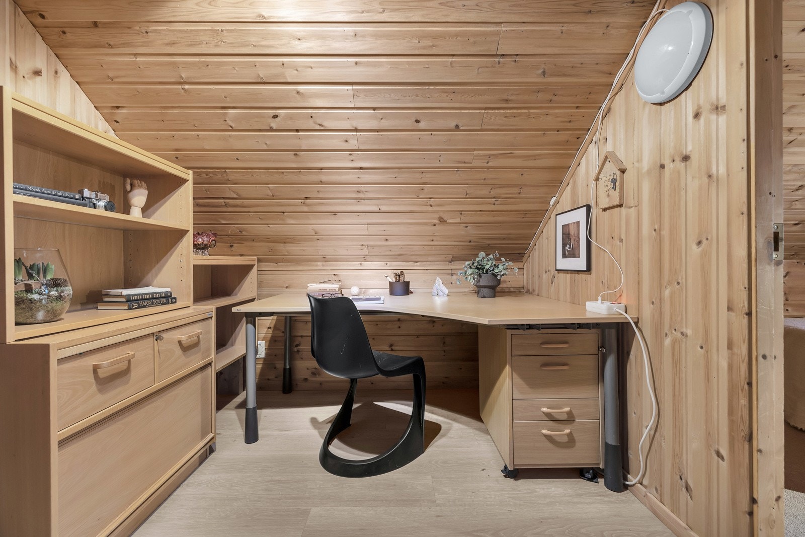 Mellomgangen nyttes i dag som kontor Galleribilde