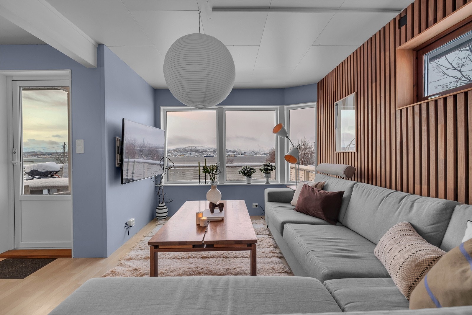 Herfra går du ut til stor veranda Galleribilde