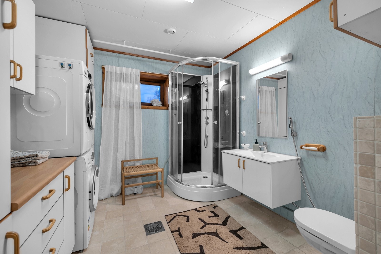 Badet i denne etasjen er av god størrelse Galleribilde