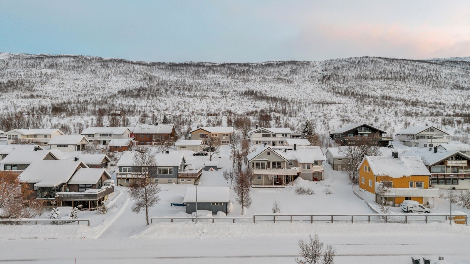 Skjelnanvegen 18B er en stor vertikaldelt bolig plassert i et etablert boligområde Galleribilde
