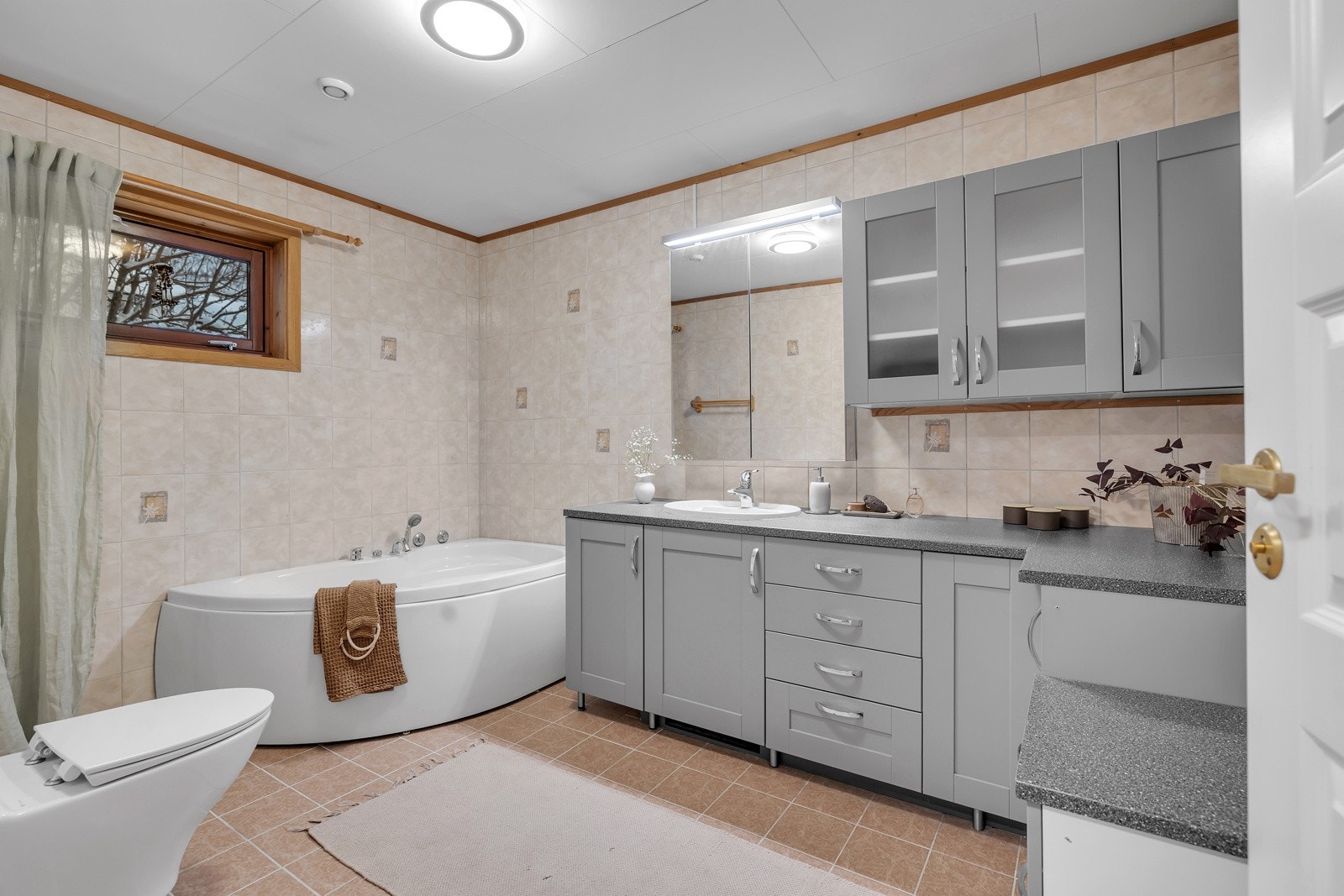 Fra gangen er det tilkomst til det romslig bad Galleribilde